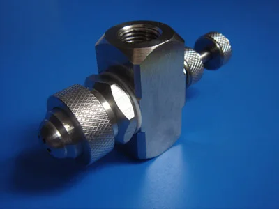 External mixing water air atomizing spray nozzle