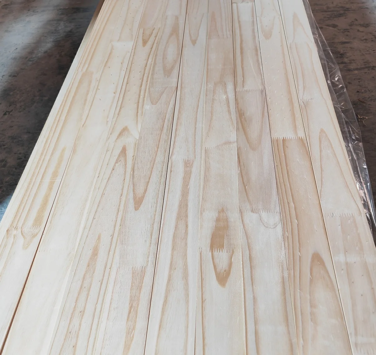Wholesale Best Quality Construction White Pine Planks Natural Pinewood Lumber
