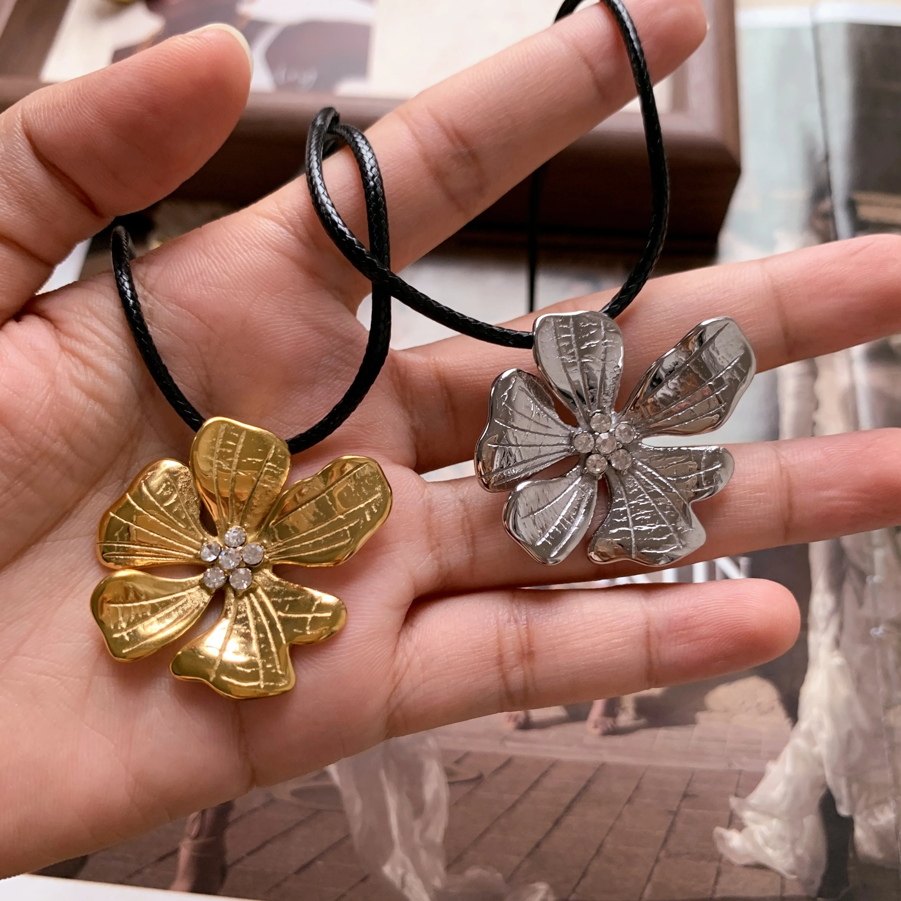 Zircon Flower Necklace Vintage Jewelry Tarnish Free Stainless Steel 18k Gold Plated Embossed Pendant Hibiscus Flower Necklace