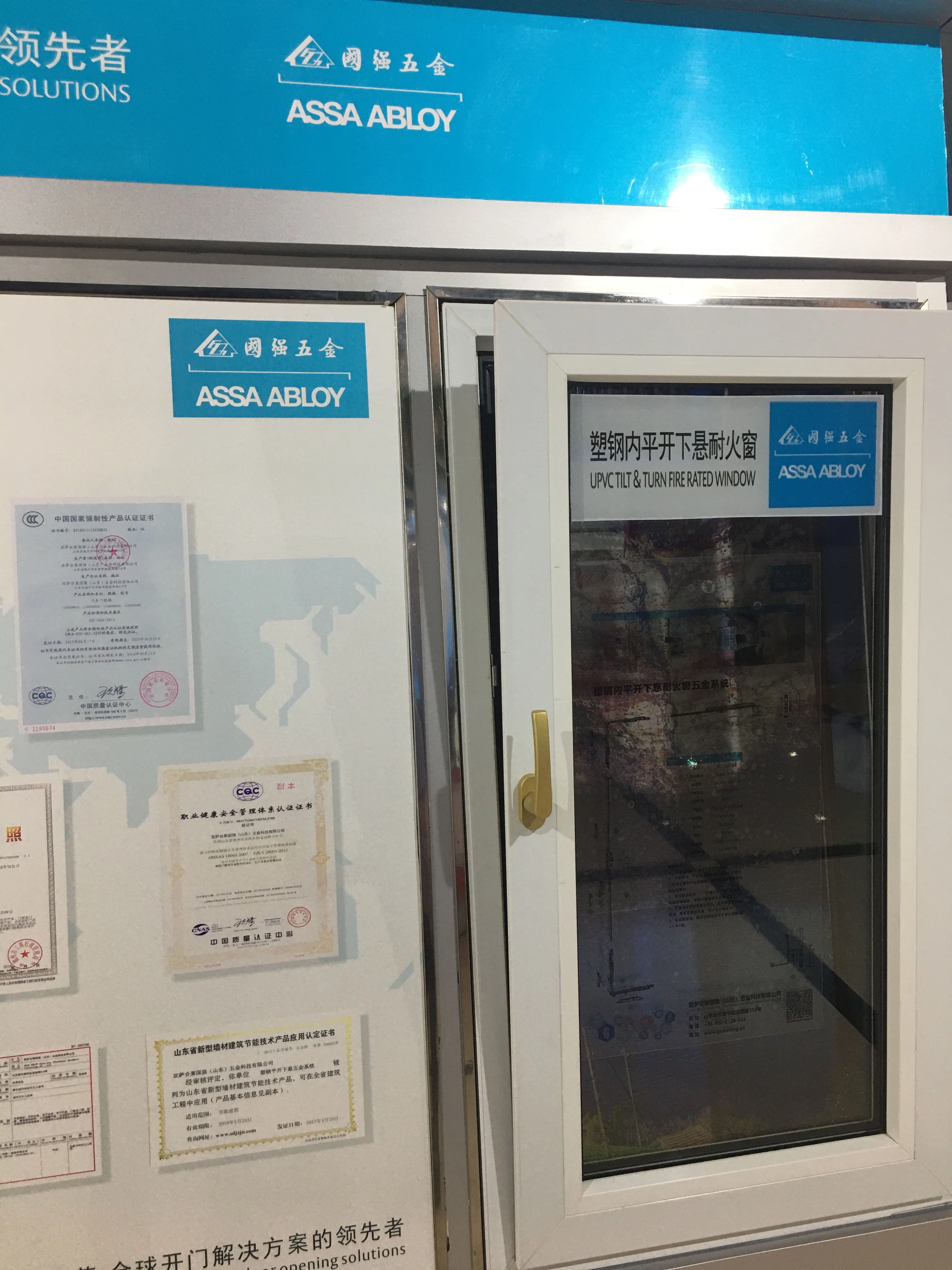 Наклонные и поворотные оконные аксессуары из НПВХ