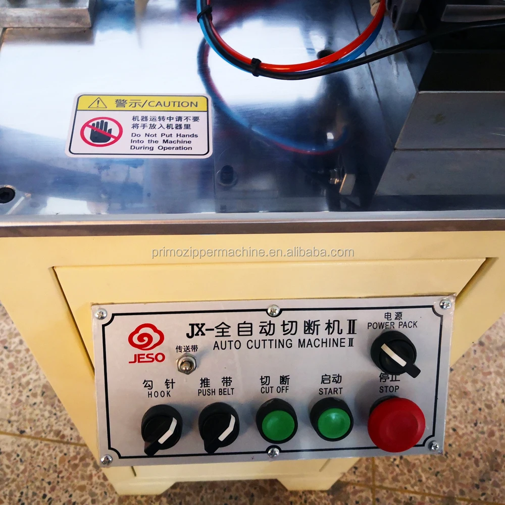 Auto close end nylon zipper cutting machine wirh robot arm