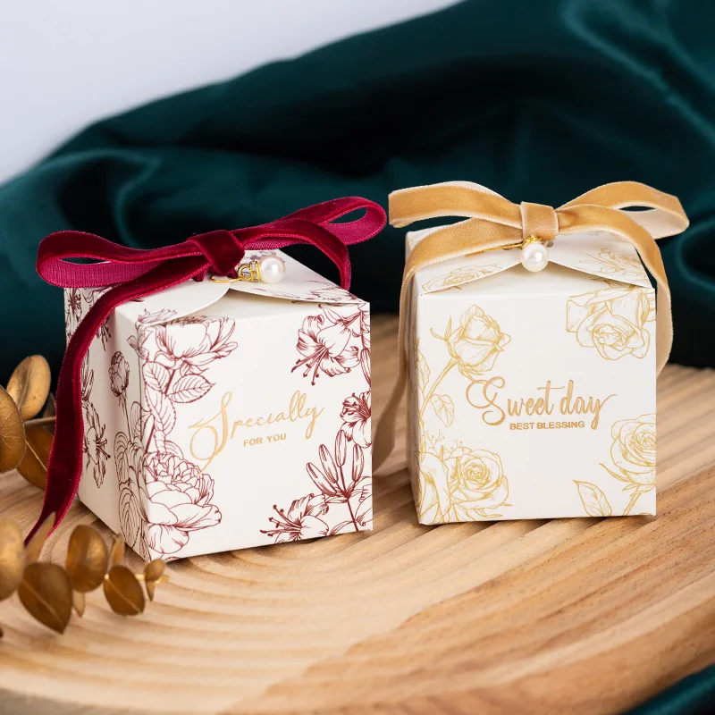 Бумажные коробки с бантом и жемчугом