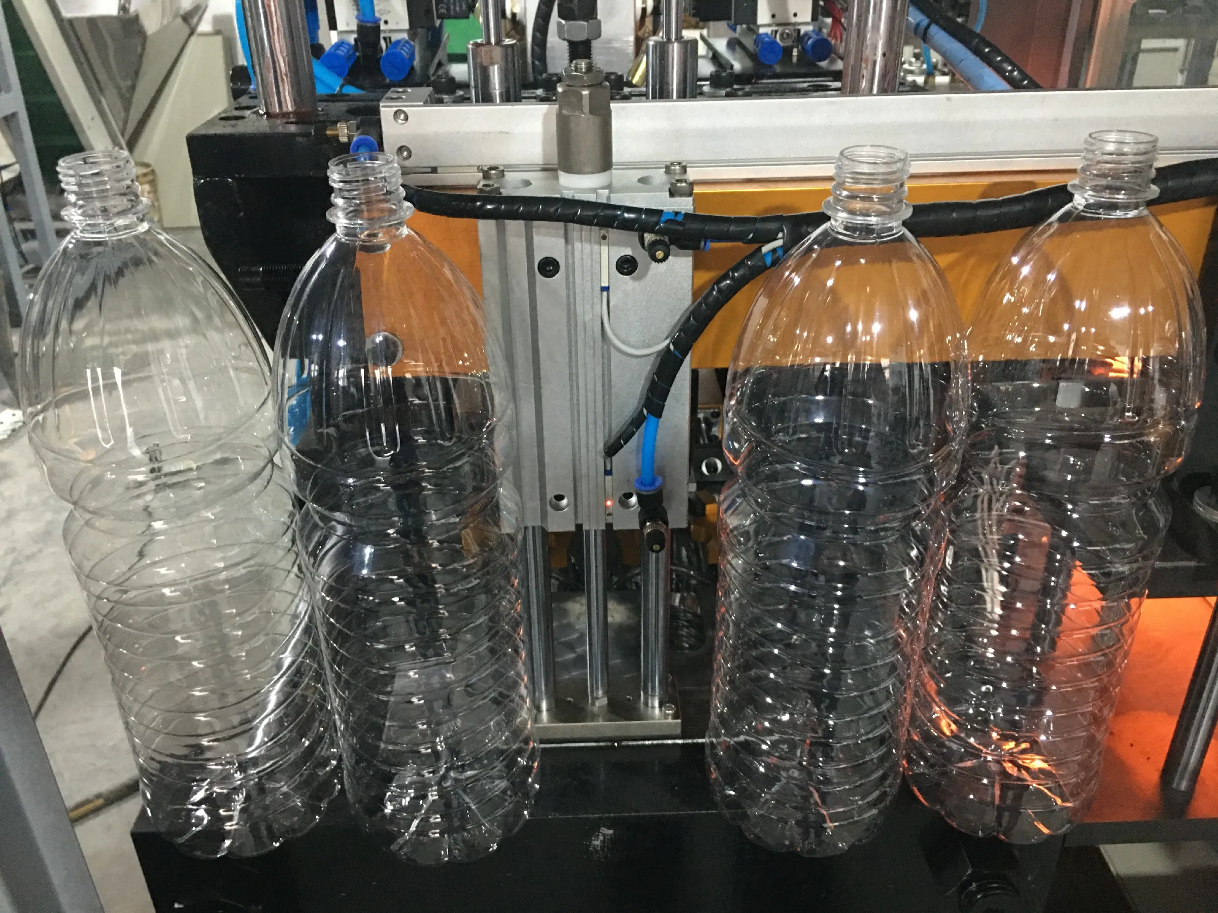 2 cavity automatic pet plastic water bottle blowing machine