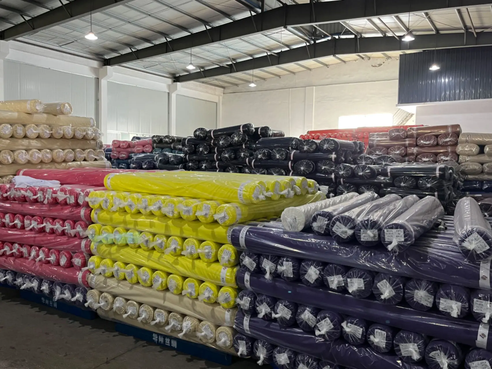 The factory sells 100% polyester fabric Minimatt embossed for use as a cushion