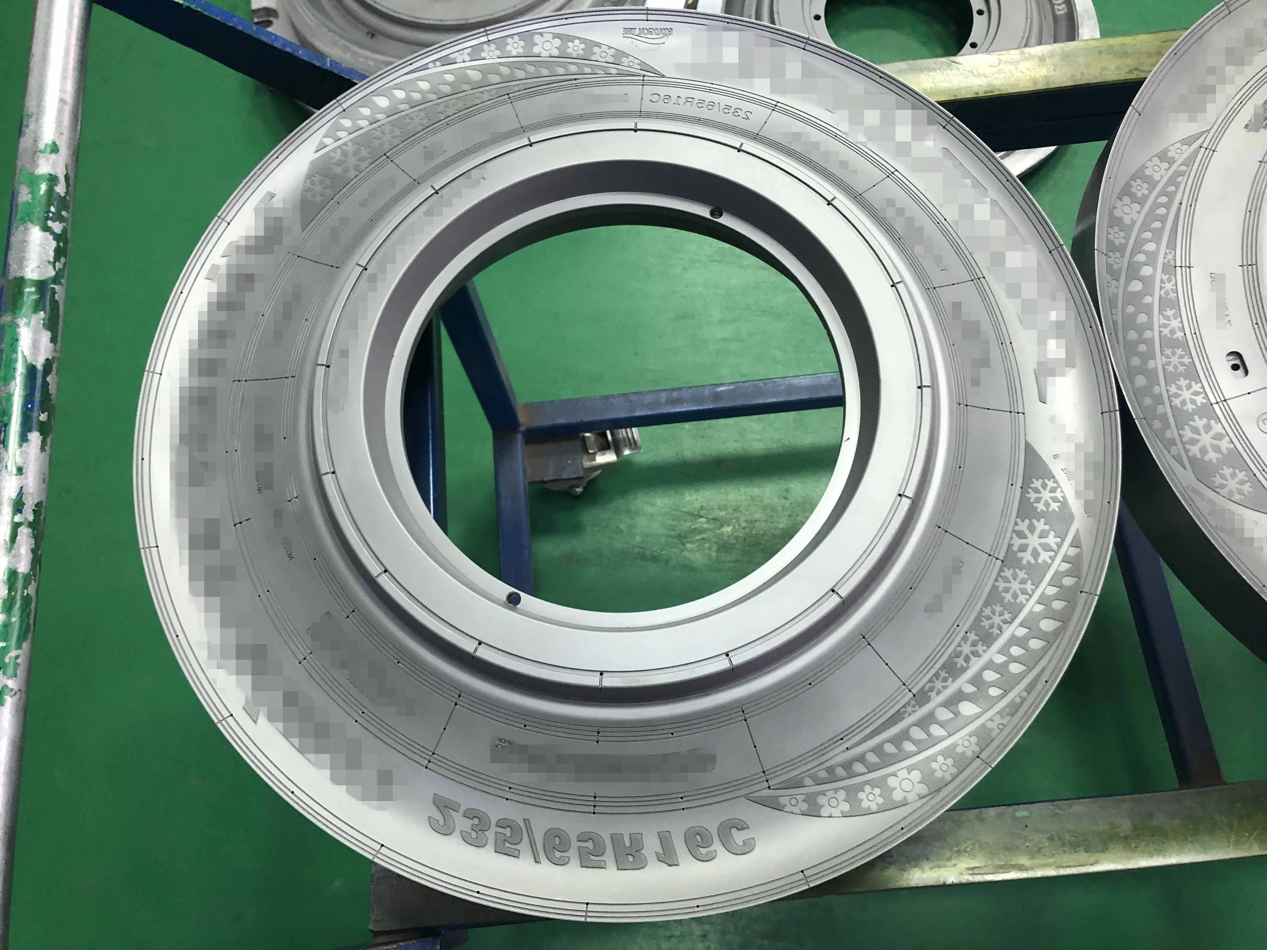 Сегментная форма шины пассажирского автомобиля 235/65R16C в вулканизарах используемых для производства