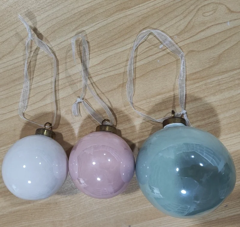 Factory Direct Ceramic Christmas Ball Eco-friendly Home Festival Decor Porcelain X-mas Ball Ornaments for Festival Decor