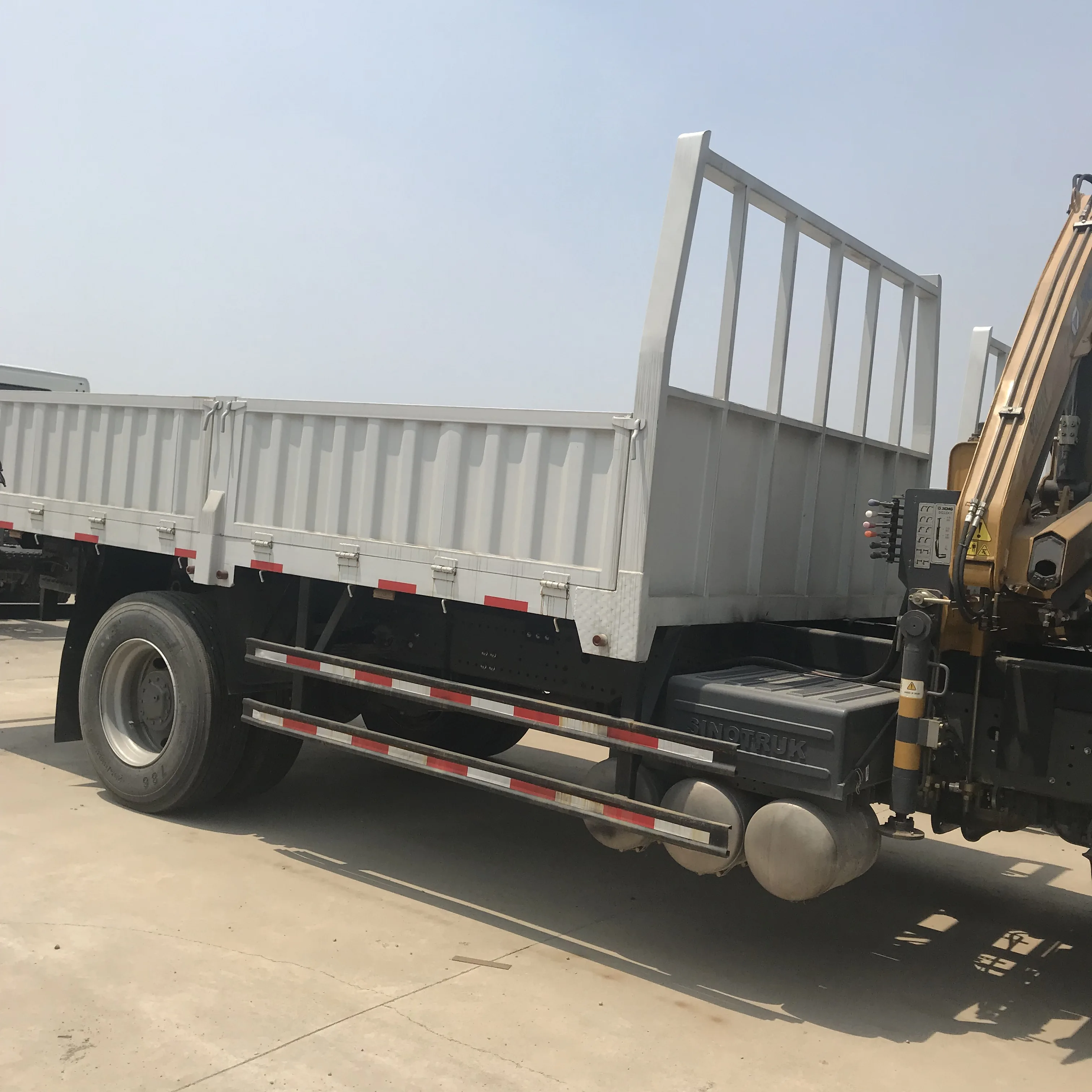 
SINOTRUK HOWO 4x2 Cargo Truck Six Wheels Chassis Mounted Crane Truck 