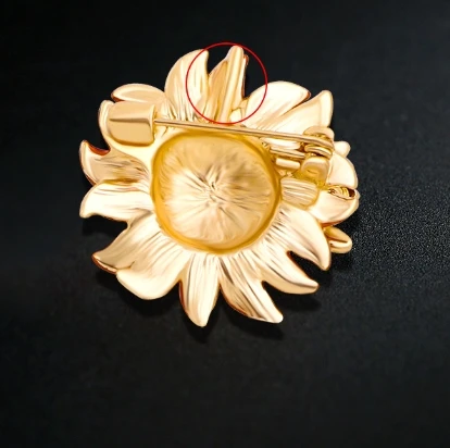 New vintage premium Smart Bee Daisy Brooch Female personality Sunflower corsage Temperament corsage pin