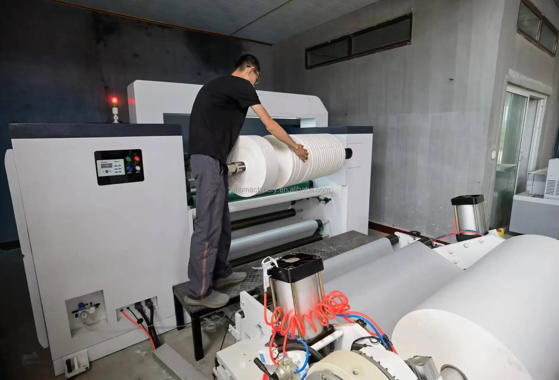 Brown Kraft Paper Jumbo Roll Slitting Machine With Hydraulic Shaft Less Unwinder For Manufacturing Envelops Competitive Price