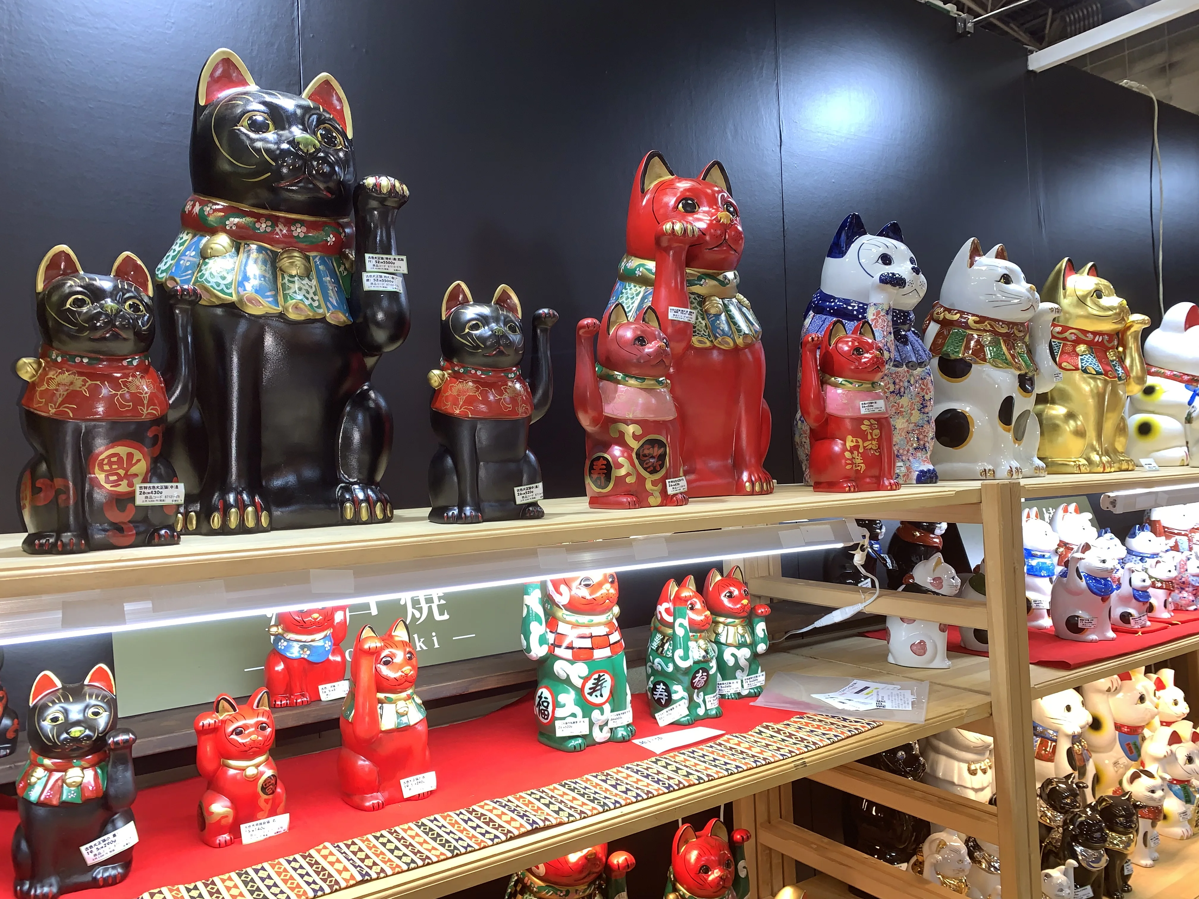 Charm round stumpier body slender Japanese waving white lucky cat