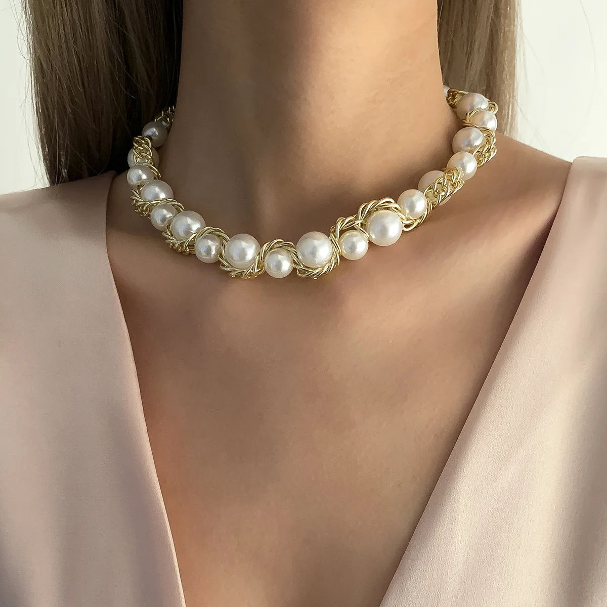 Hot Sale Single Layer Woven Pearl Choker Necklace Metal Twists Chain Baroque Pearl Necklaces