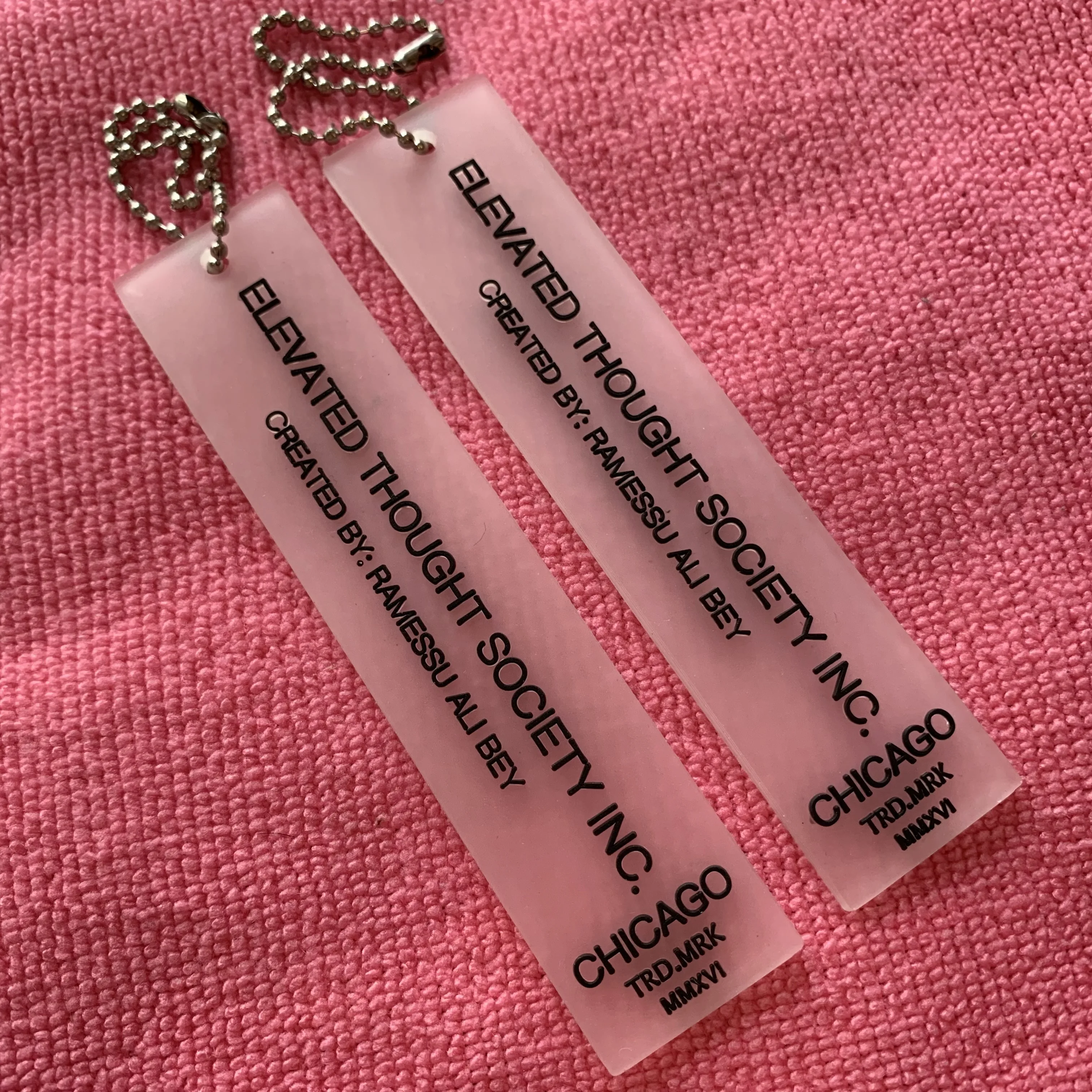 Best quality transparent PVC soft rubber hangtag,3D embossed letters clear PVC swing tag with metal ballchain