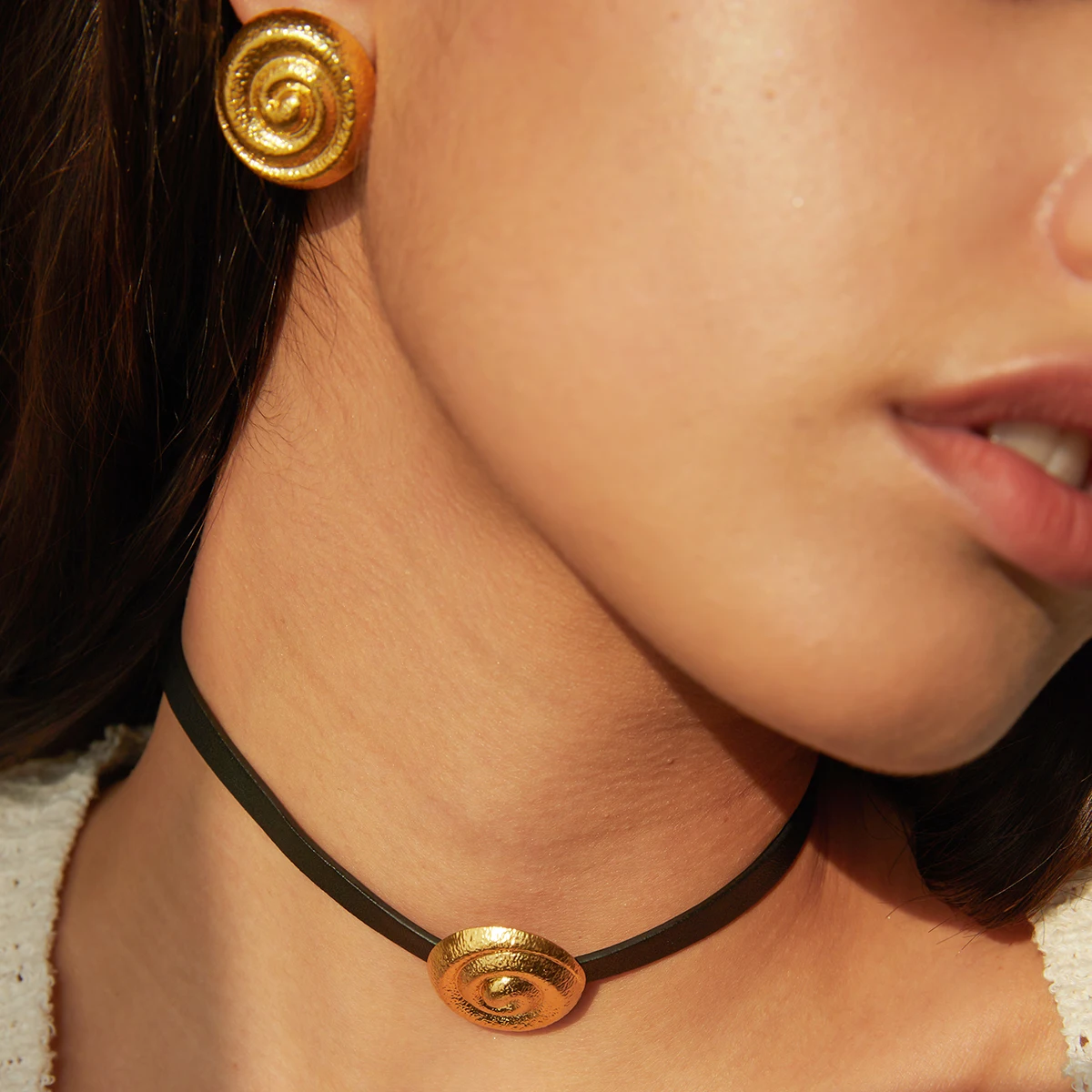 J&D Designer Style Spiral Circular Leather Rope Necklace 18k PVD Stainless Steel Gold Plated Waterproof Necklace For Women