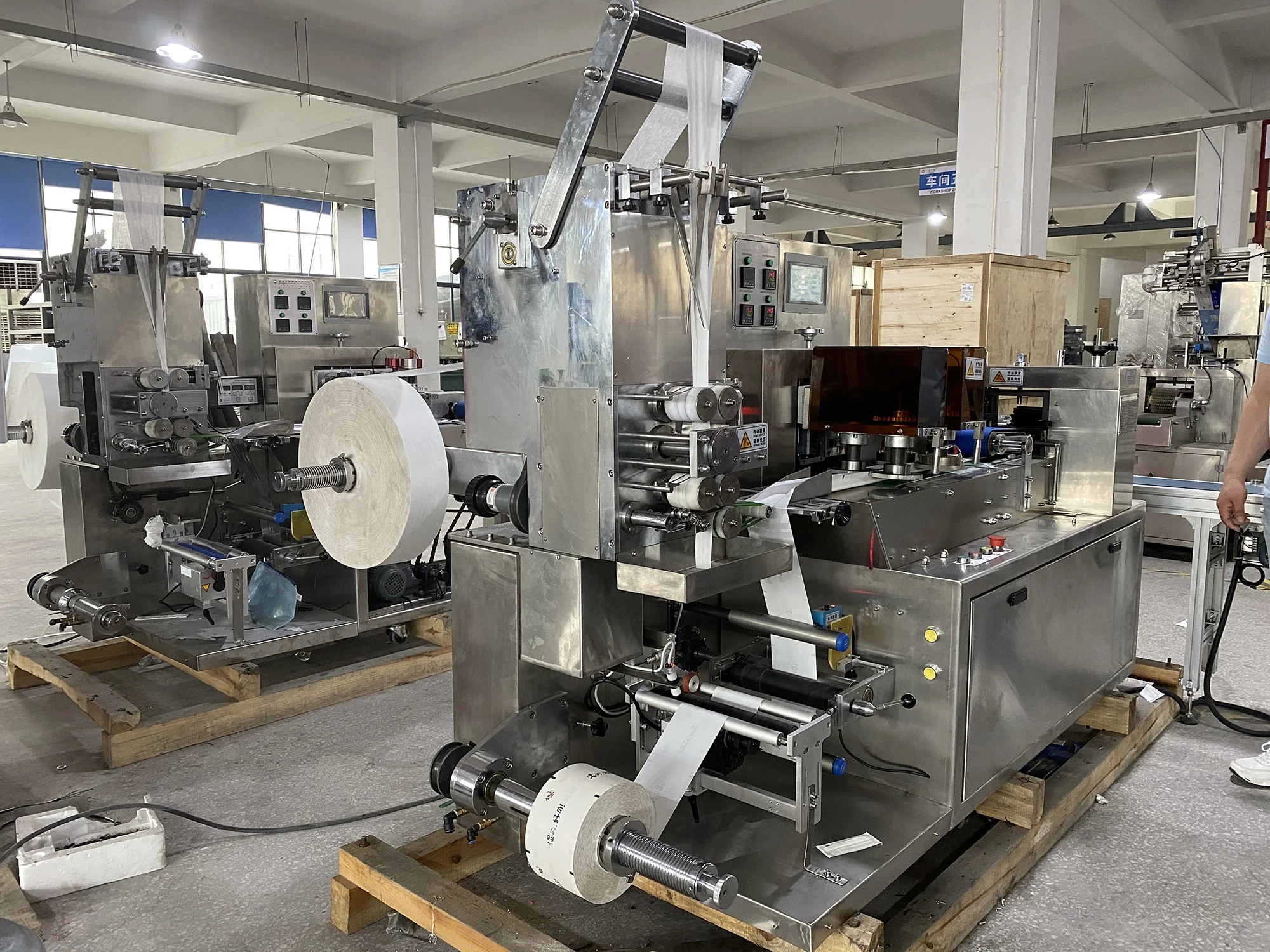 Single piece sterilized wet wipes packaging machine pouch sachet disposable wet tissue pocket packing machine price