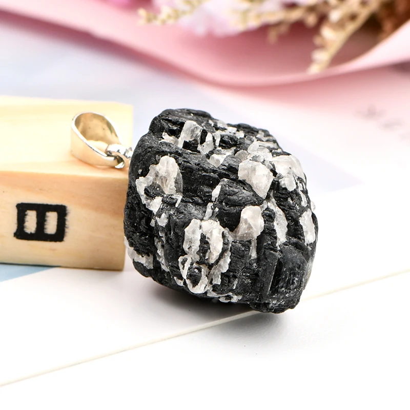 Natural Black Tourmaline Necklace Natural Stone Pendant Irregular Energy Stone Pendant Gemstone Necklace Fashion Jewelry