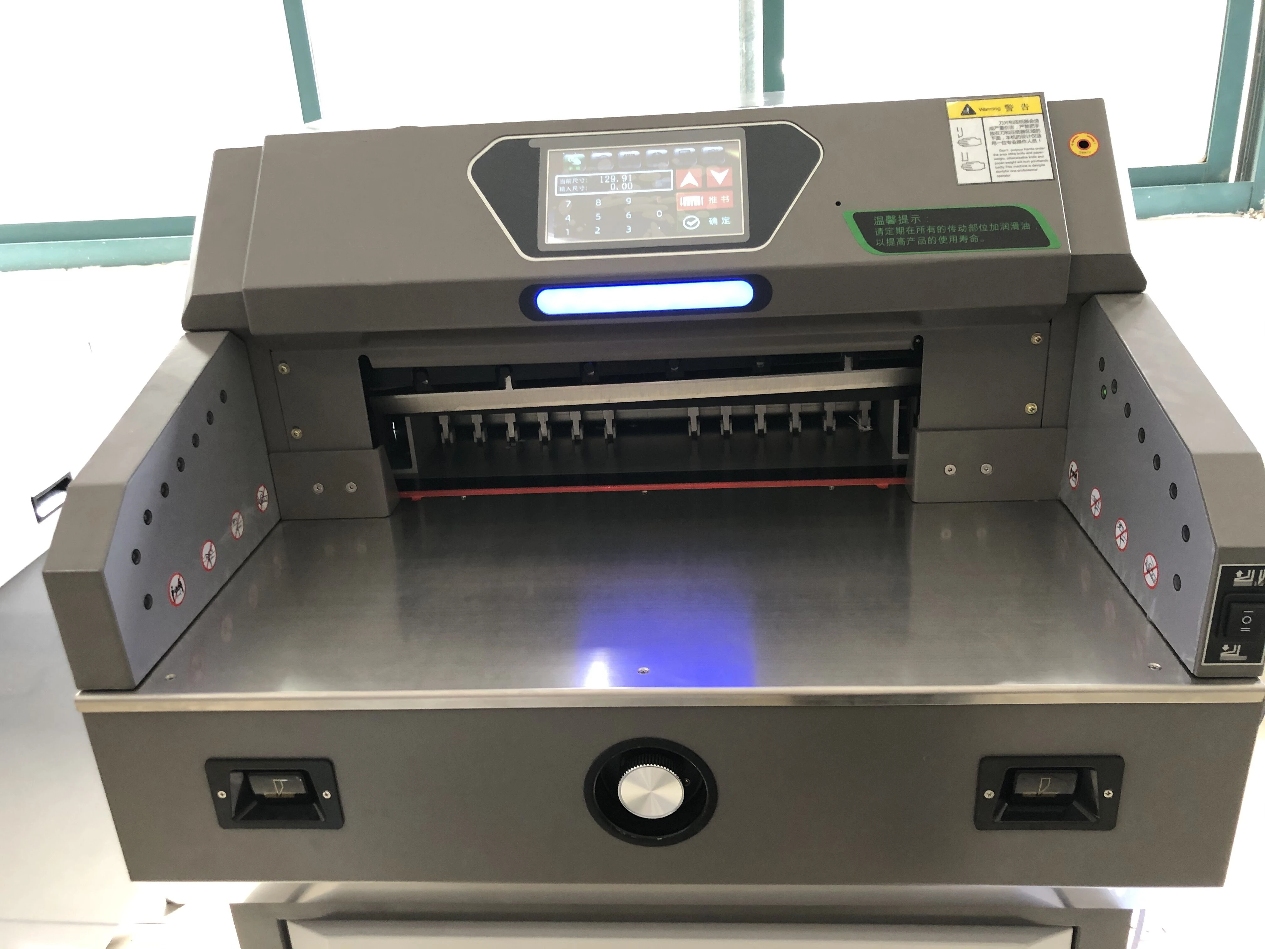 490 мм электрическая машина для резки бумаги с 7 дюймовым сенсорным экраном E4908T Сделано в Китае спереди