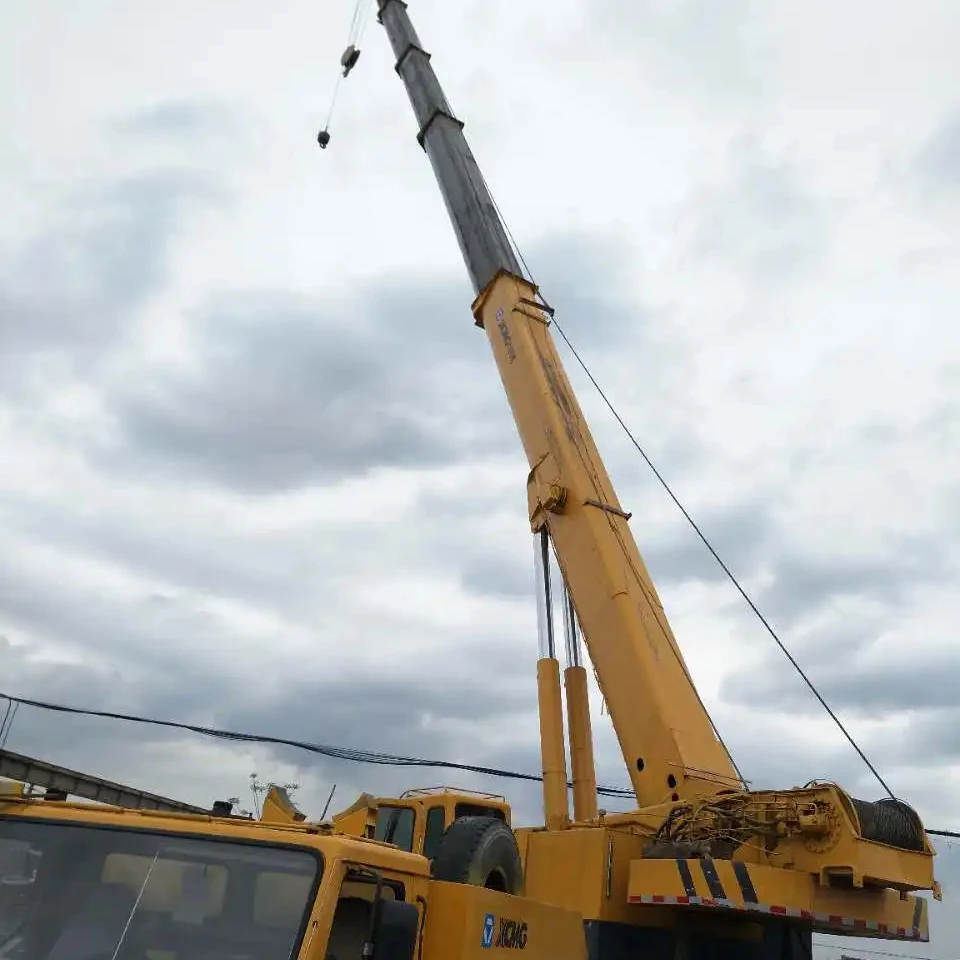 China brand new mobile truck mounted crane trucks crane lifting equipment 130 ton QY130K