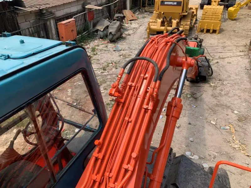Японский колесный экскаватор HITA CHI EX100WD