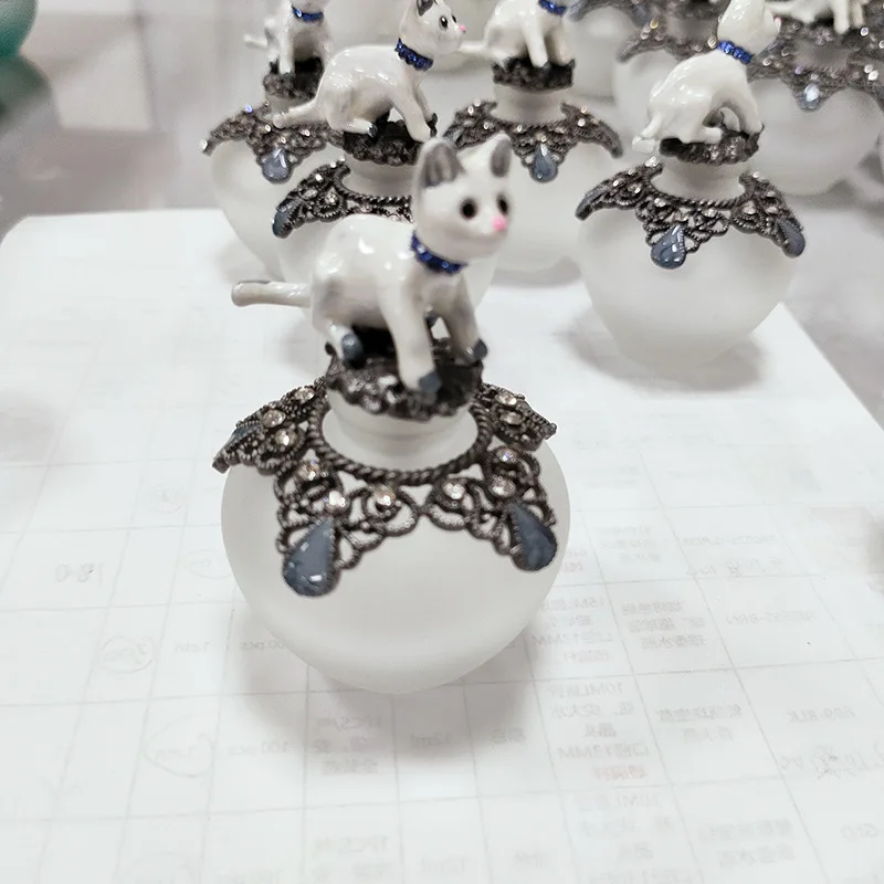 40ML flat bottling bottle of European and American animal glass perfume in alloy enamel color animal glue stopper perfume bottle