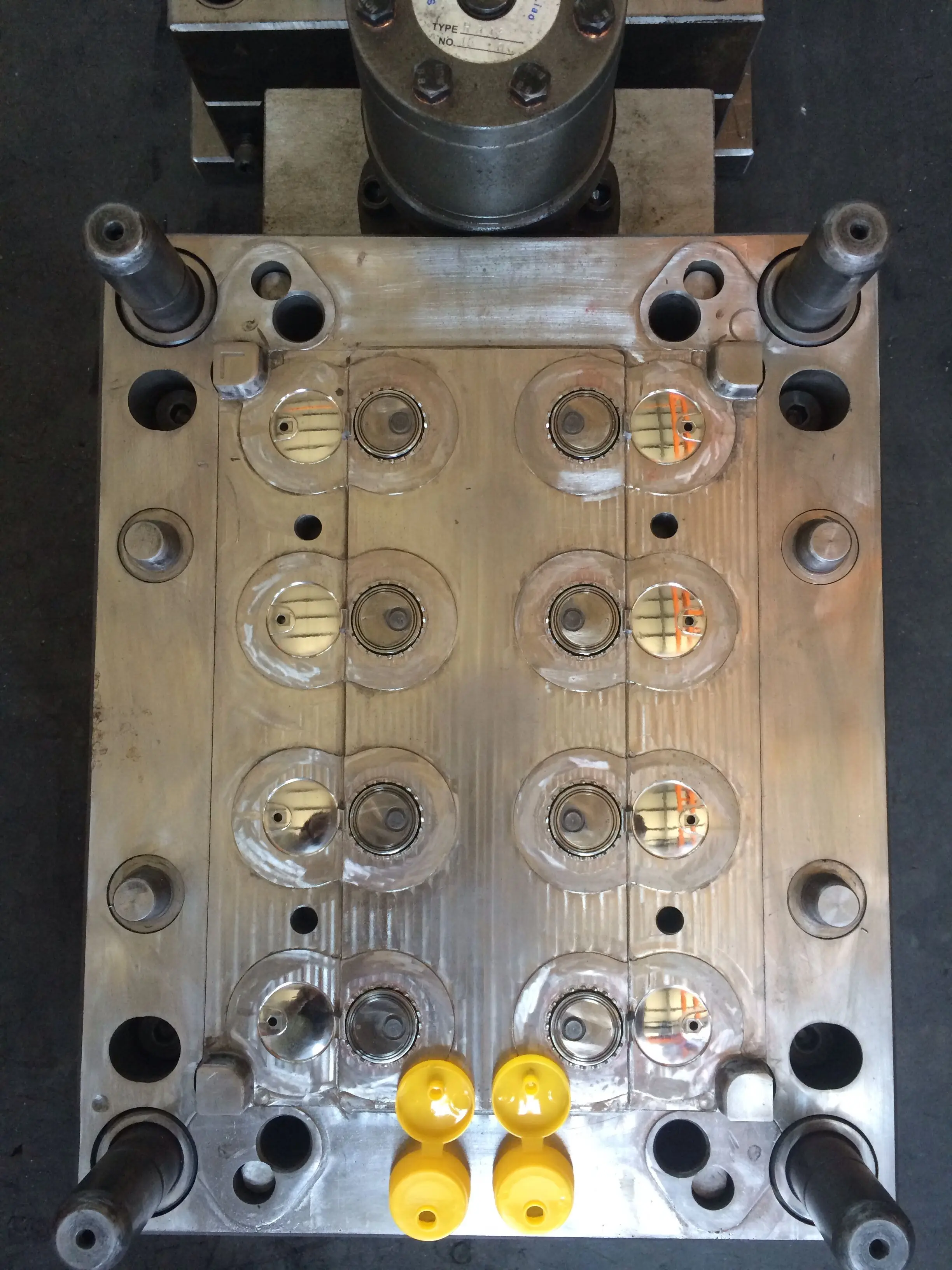 Glass bottle flip-top cap mold with unscrewing motor for screw tightly