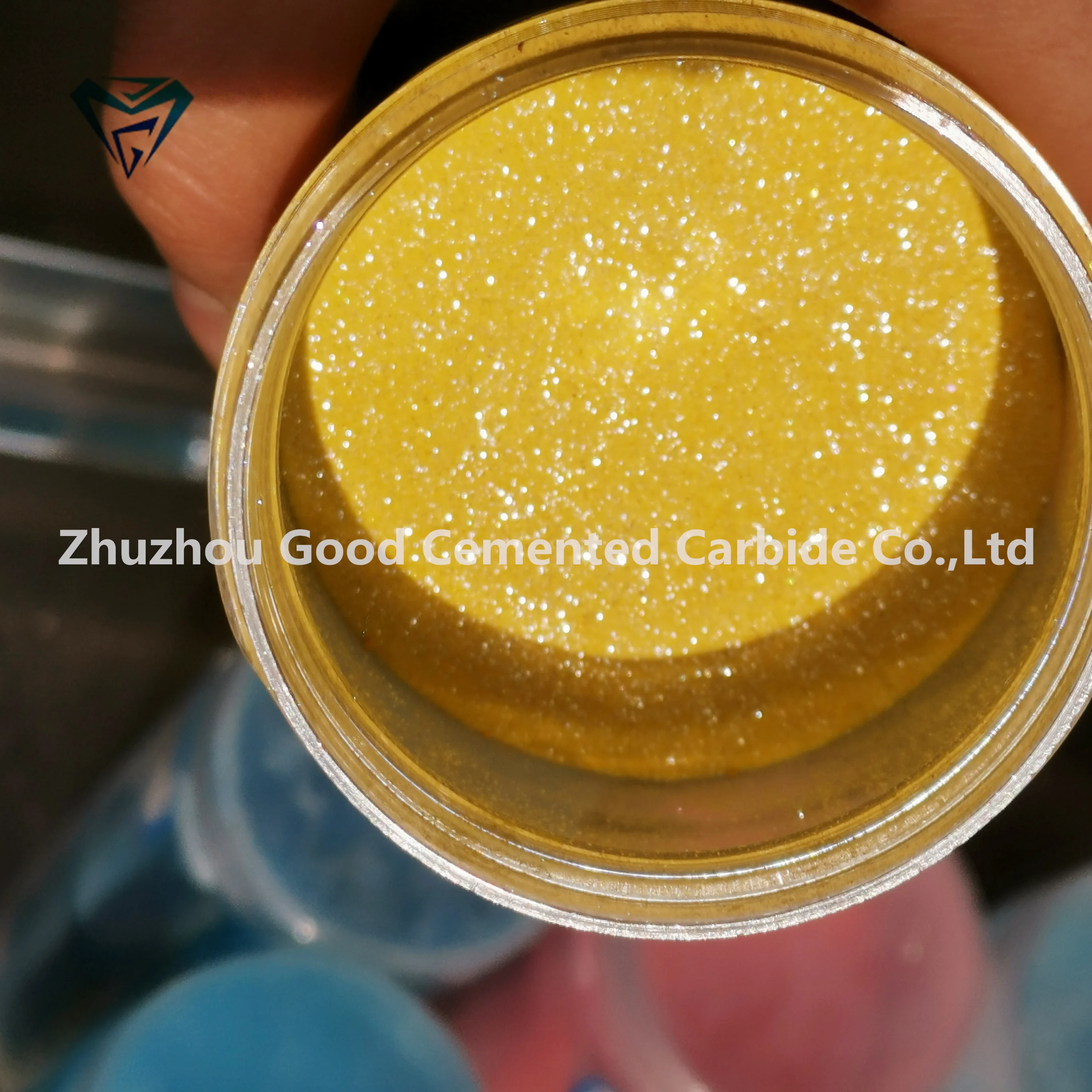 Bright yellow lustering dust food additive powder
