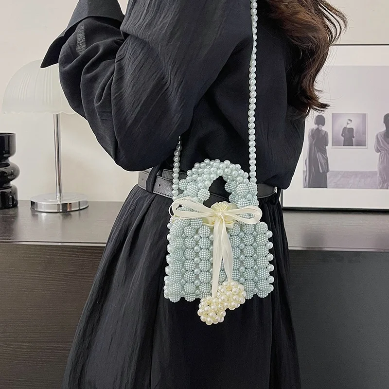 Оптовая продажа новая модная 2024 ручная работа крошечная Сумка-тоут сумочка с перламутровым жемчугом Маленькая женская жемчужинами и бусинами