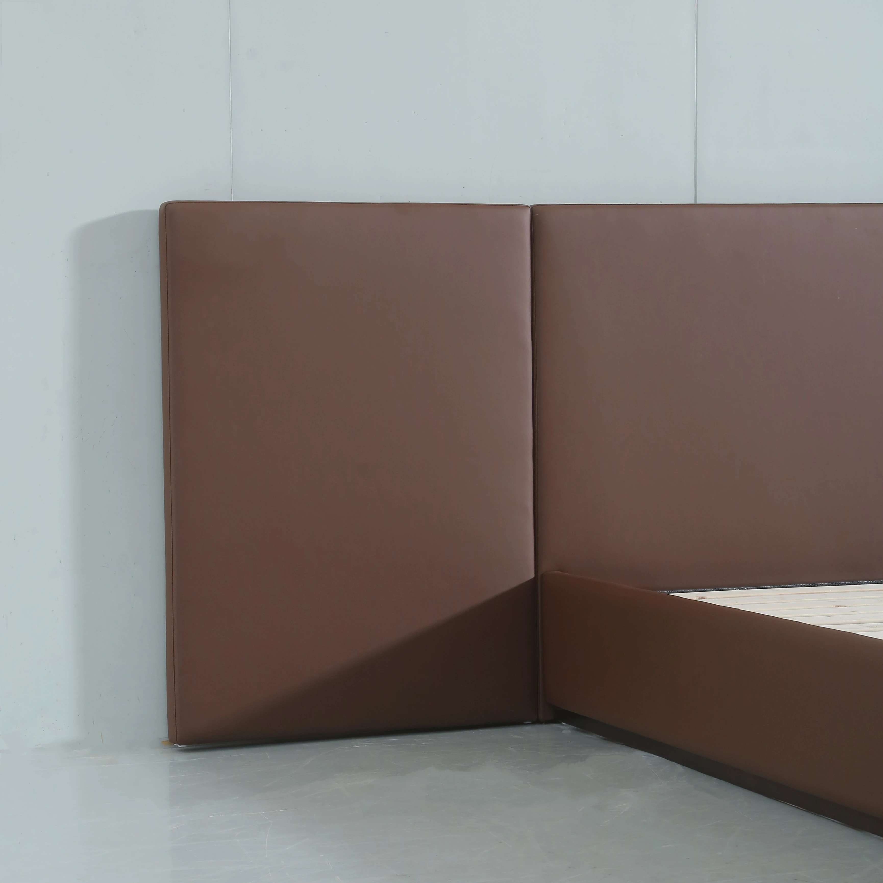 Italian bed Luxury villa Factory Price Wholesale Star Hotel Villa B & B Club Bedroom Bed Super Solid Wood Big Bed