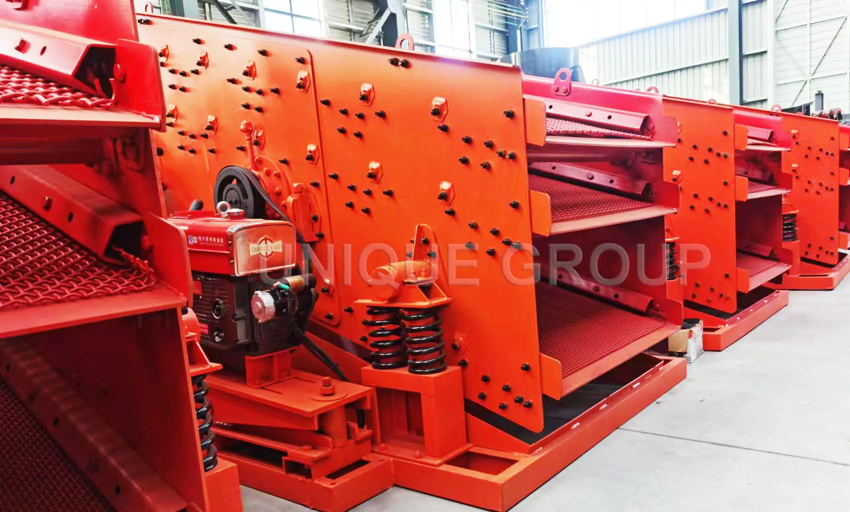 Diesel Hot vibrating screen price in China rock sieving machine charcoal vibrator screen machinery