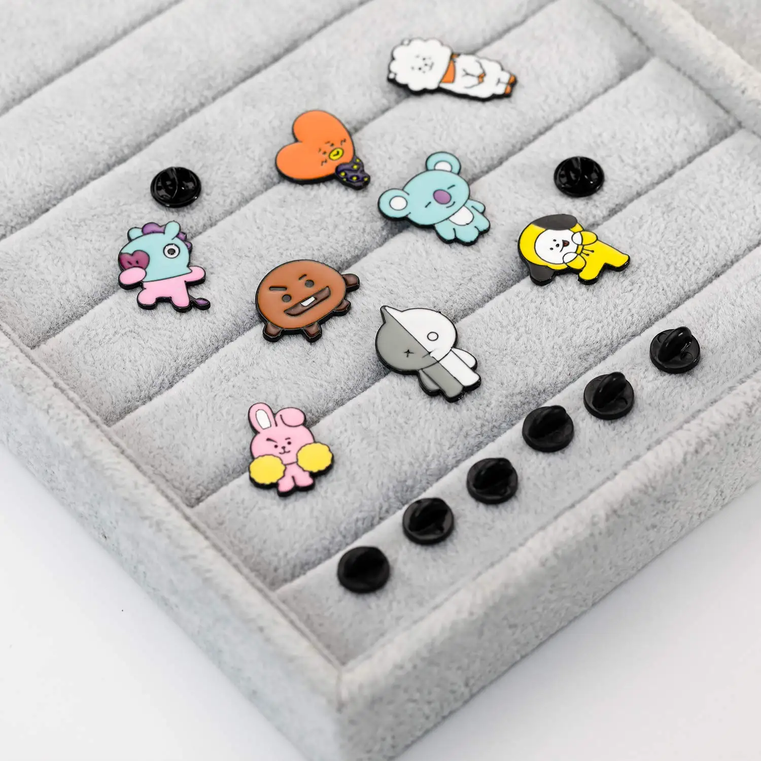 Factory prices famous brands enamel pin custom kpop pin badge