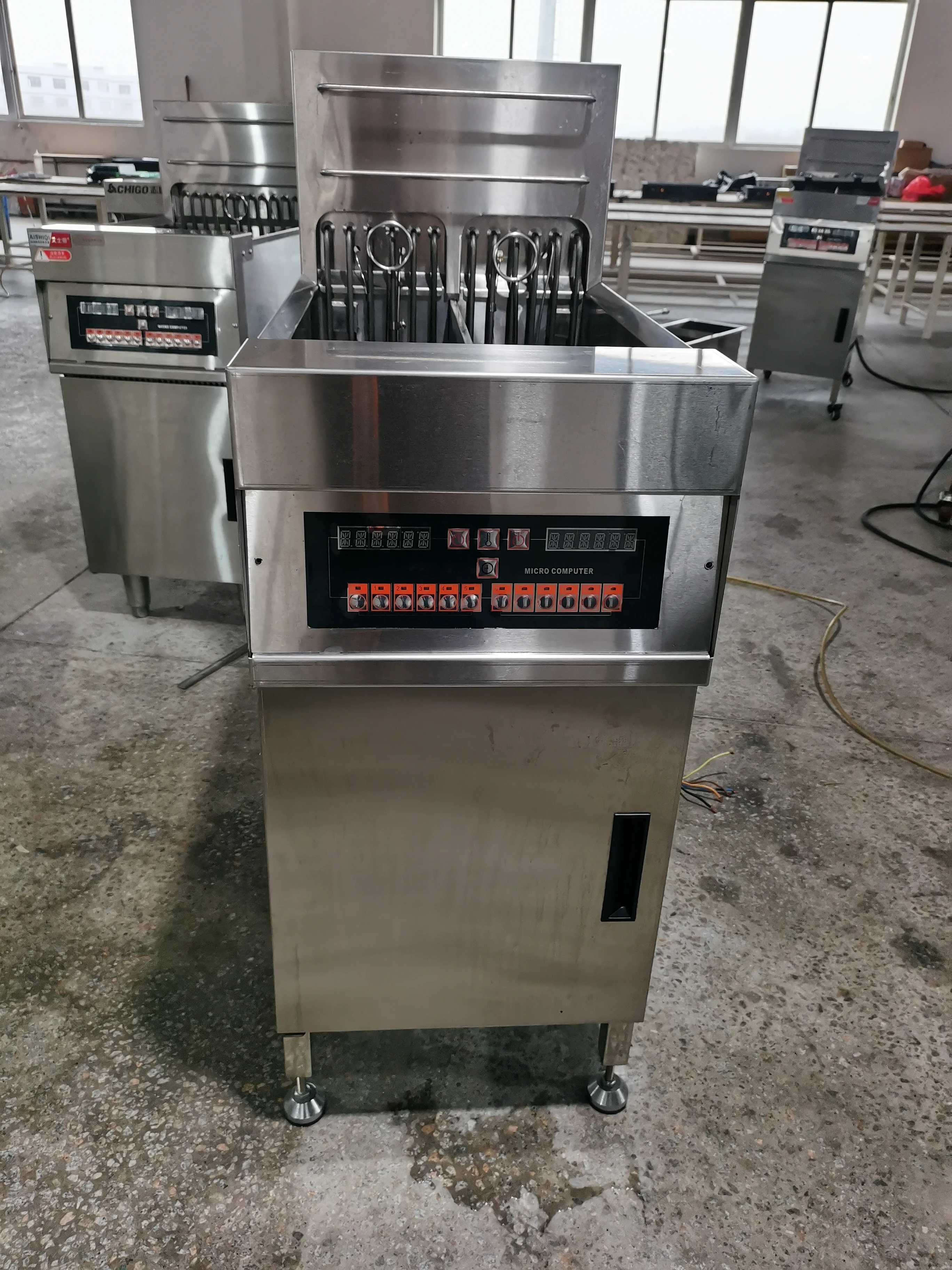 High Production Floor Fryer with Digital Controls Single Well Large Frying Surface Standard Model