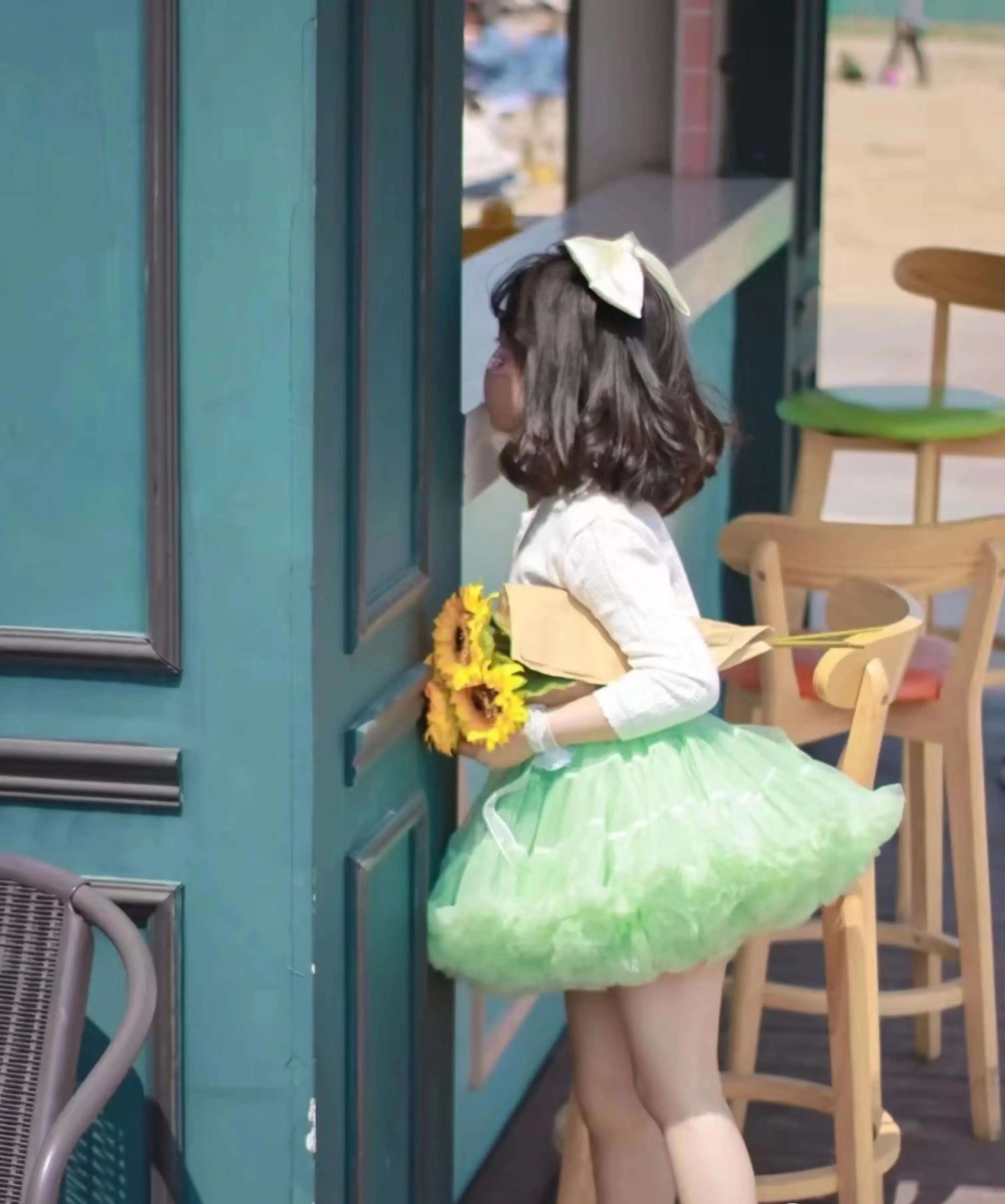 Comfortable and lovely bow and ruffle ruffled fluffy mesh skirt