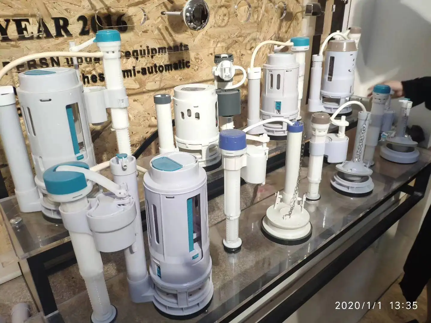 Оптовая продажа высокое качество лучшие цены новый дизайн Chaozhou золотой современный слитный квадратный керамический туалет для ванной