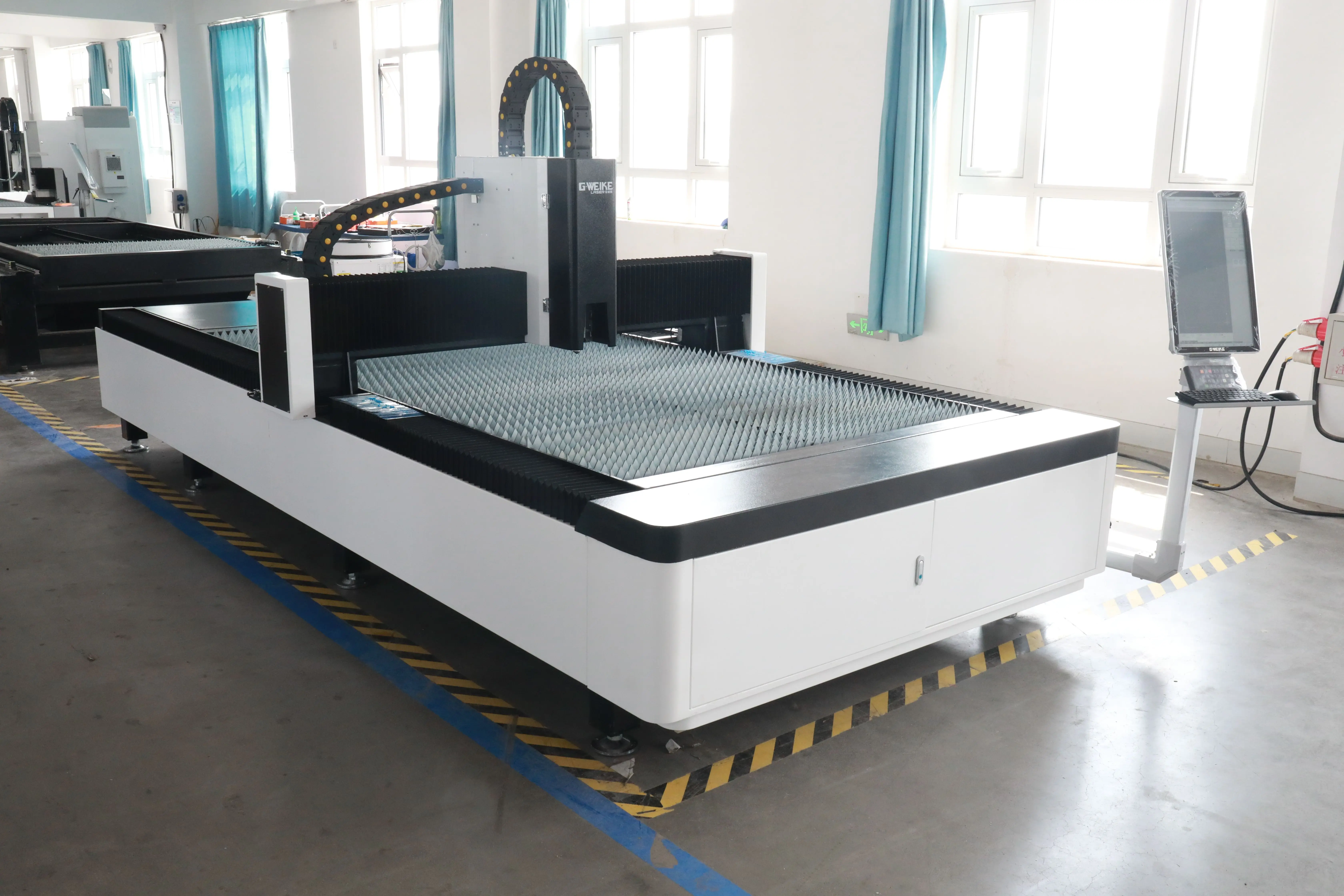 3 years warranty lf3015e single table low price 1kw 2kw 3kw 1mm 5mm 10mm steel sheet fiber laser cutting machine