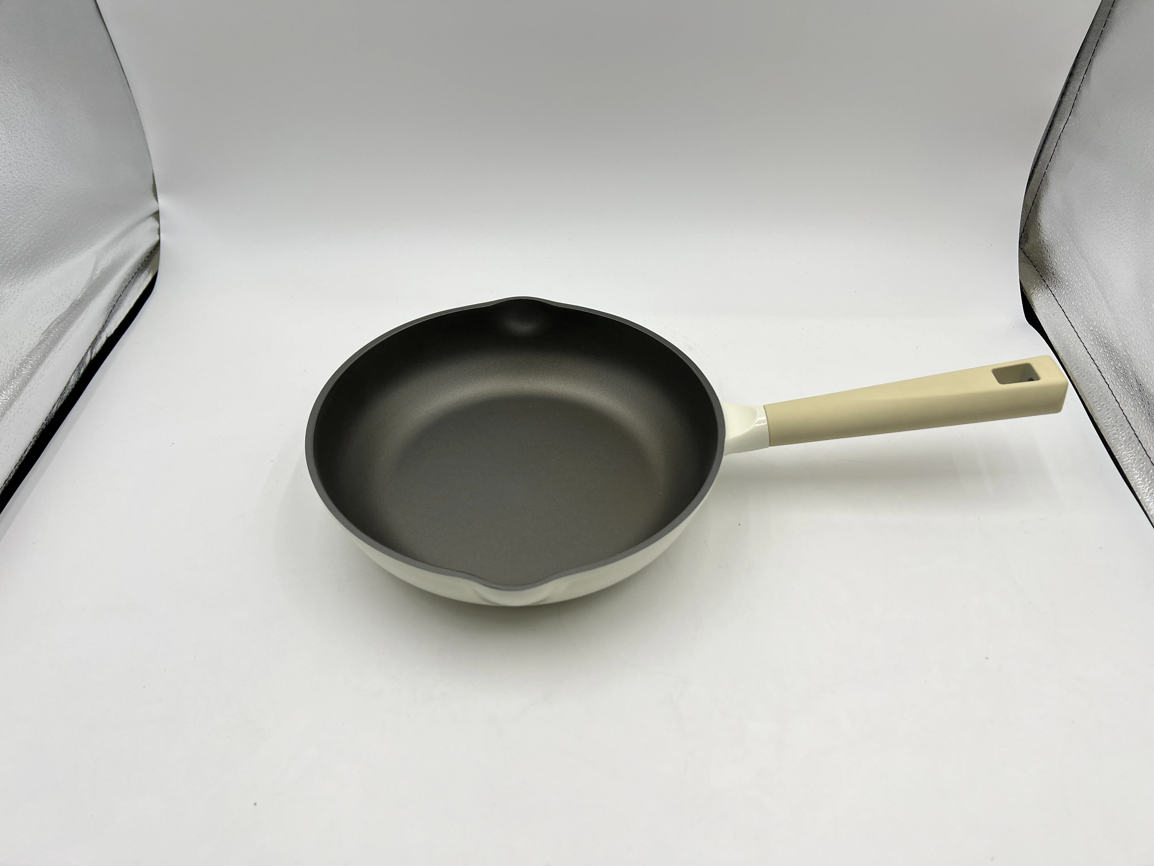New Arrival Sustainable Metal Aluminium Nonstick Cooking Fry Pan with Tempered Glass Lid and round Handle Saute Pans
