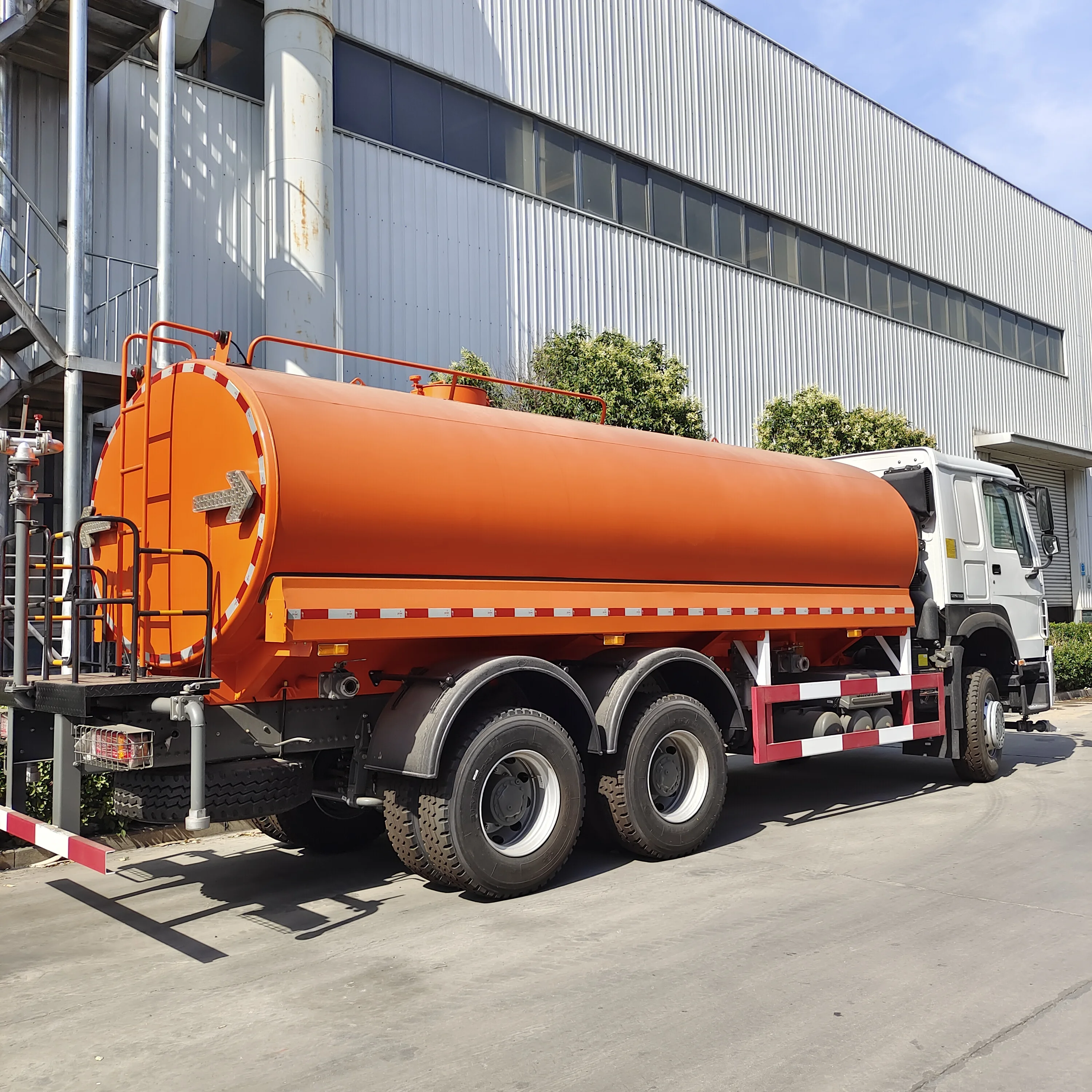 6x4 HOWO Sinotruck 10-18 CBM 304 316 C4 PE Carbon Steel chemical liquid corrosives Road transport light tanker truck