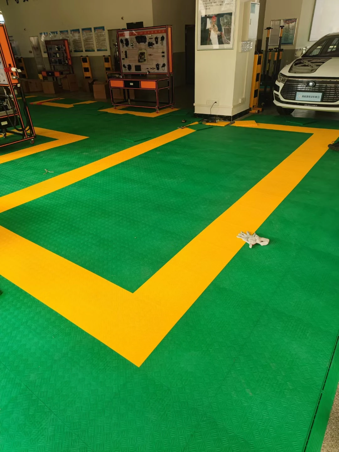 Direct factory high tensile strength plastic garage flooring tiles modular anti slip PP floor mat drain grate for car wash room