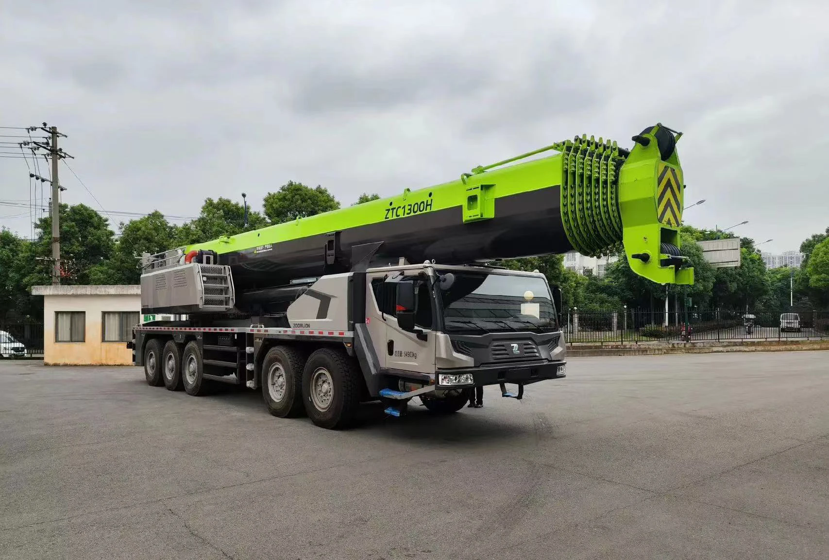 Официальный китайский производитель Zoomlion ZTC1300 130Ton автокран девяносто процентов новый