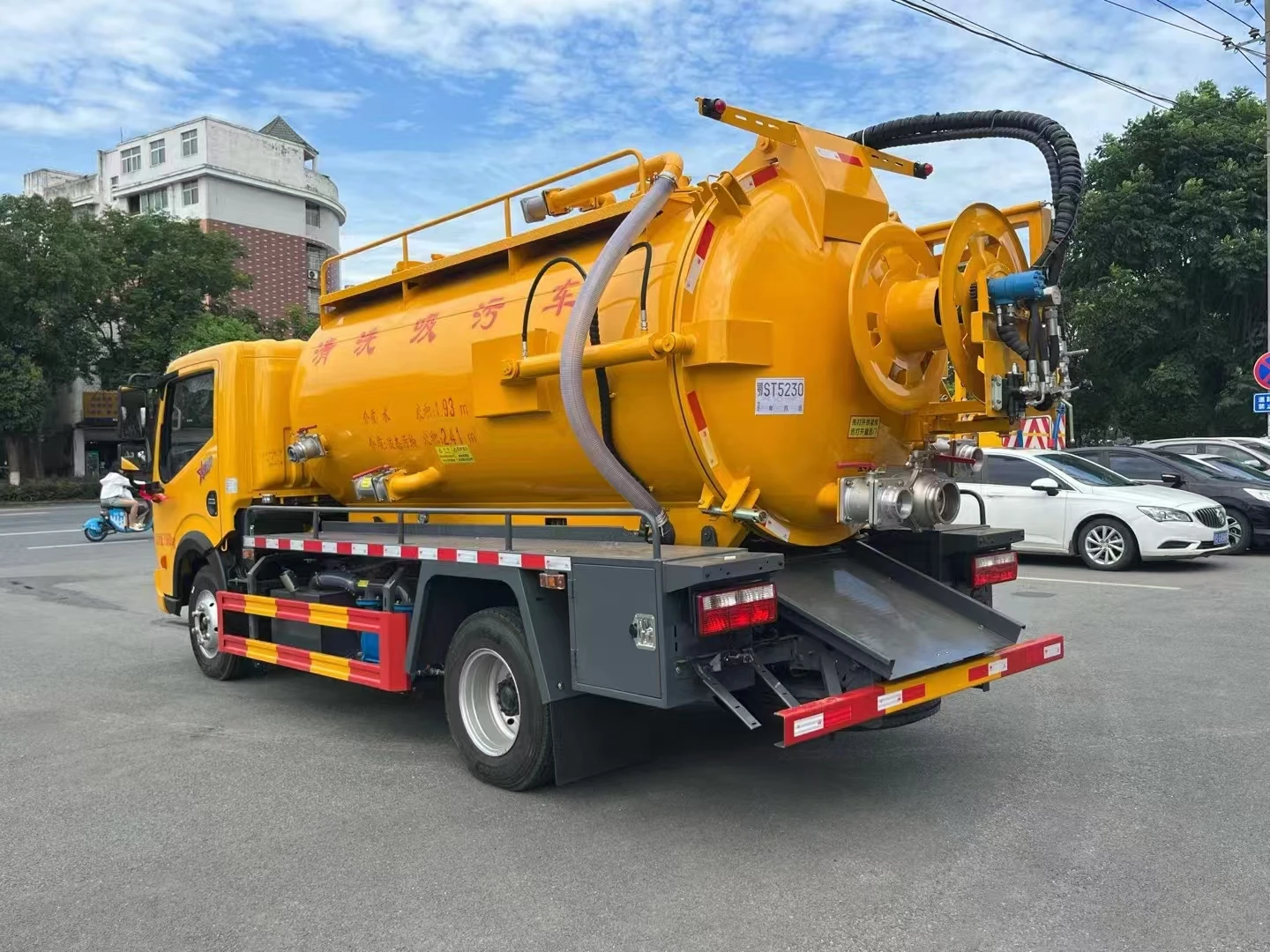 The New Dongfeng High Pressure Cleaning Vehicle Can Be Used for Pipeline Dredging of Fertilizer Pond Waste Water Pumping