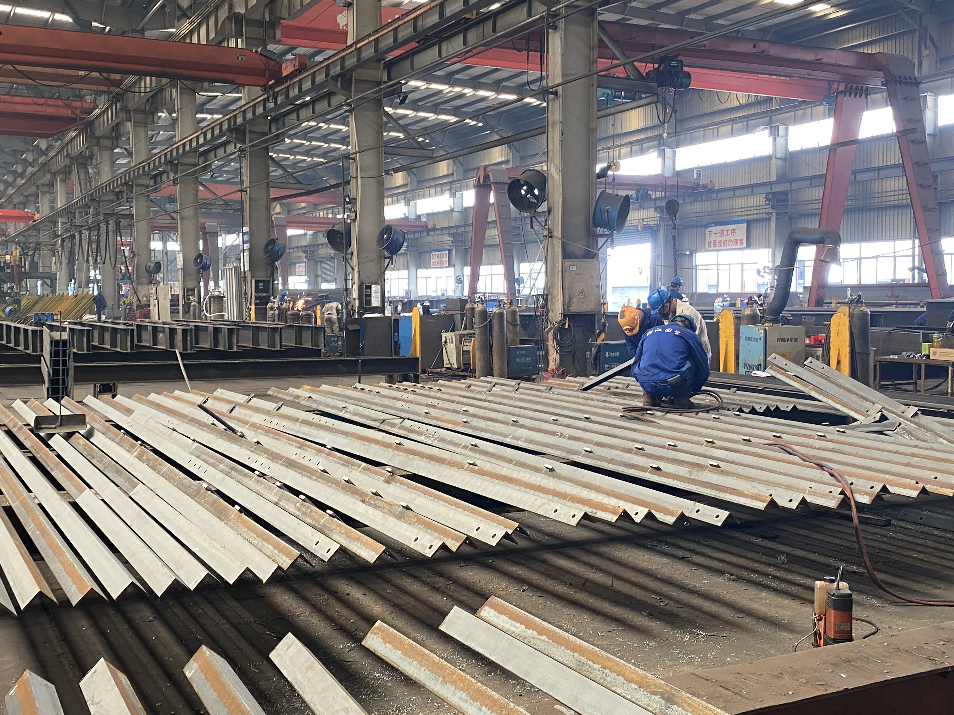 Lightweight Recyclable and Reusable Prefabricated Steel Structures Industrial Design Style Sandwich Panel Carport Frames