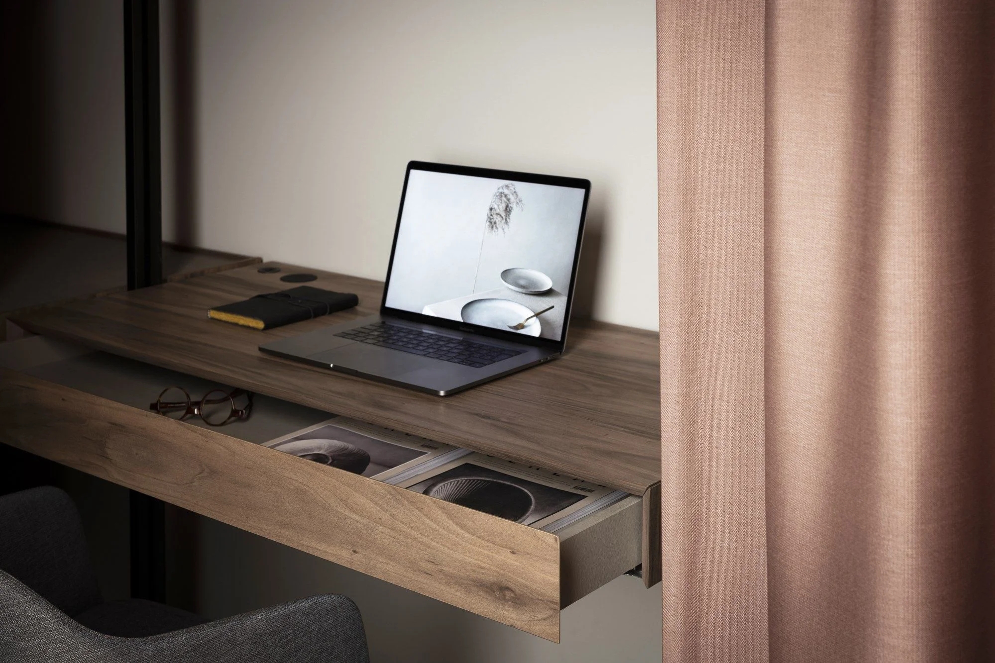 Alluminio modern walk in closet interior design glass shelves wardrobe industrial style dressing room