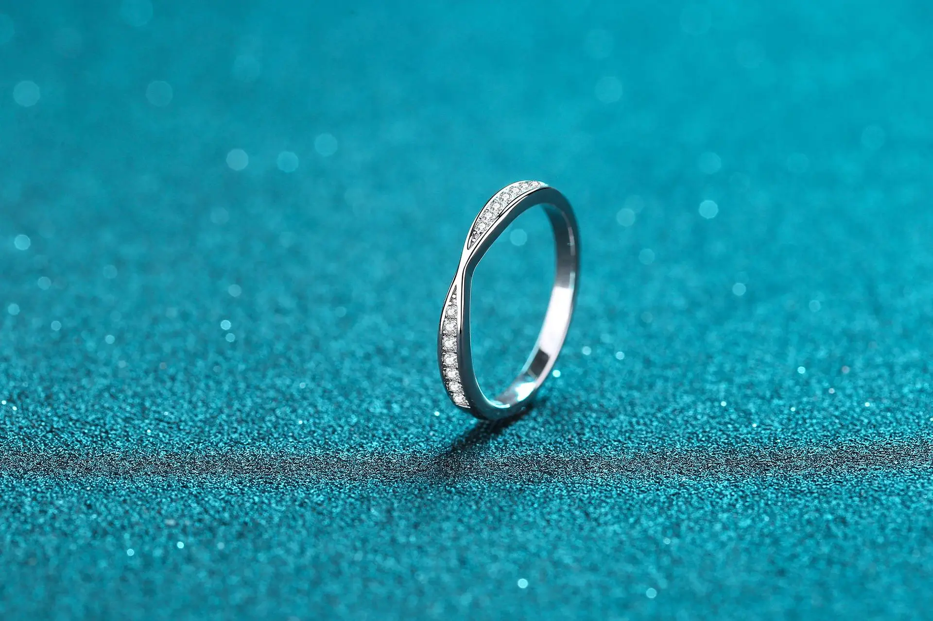Stylish and Minimalist 925 Silver Fine Jewelry Ring with Moissanite for Women