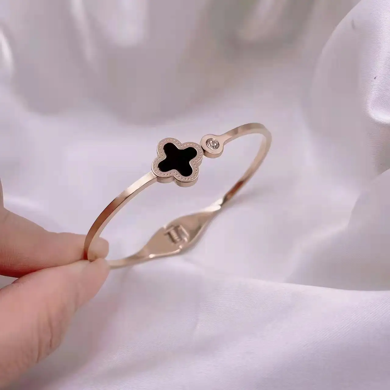European titanium steel  Korean four leaf clover swan 18K rose gold stainless steel jewelry not fade bracelets women