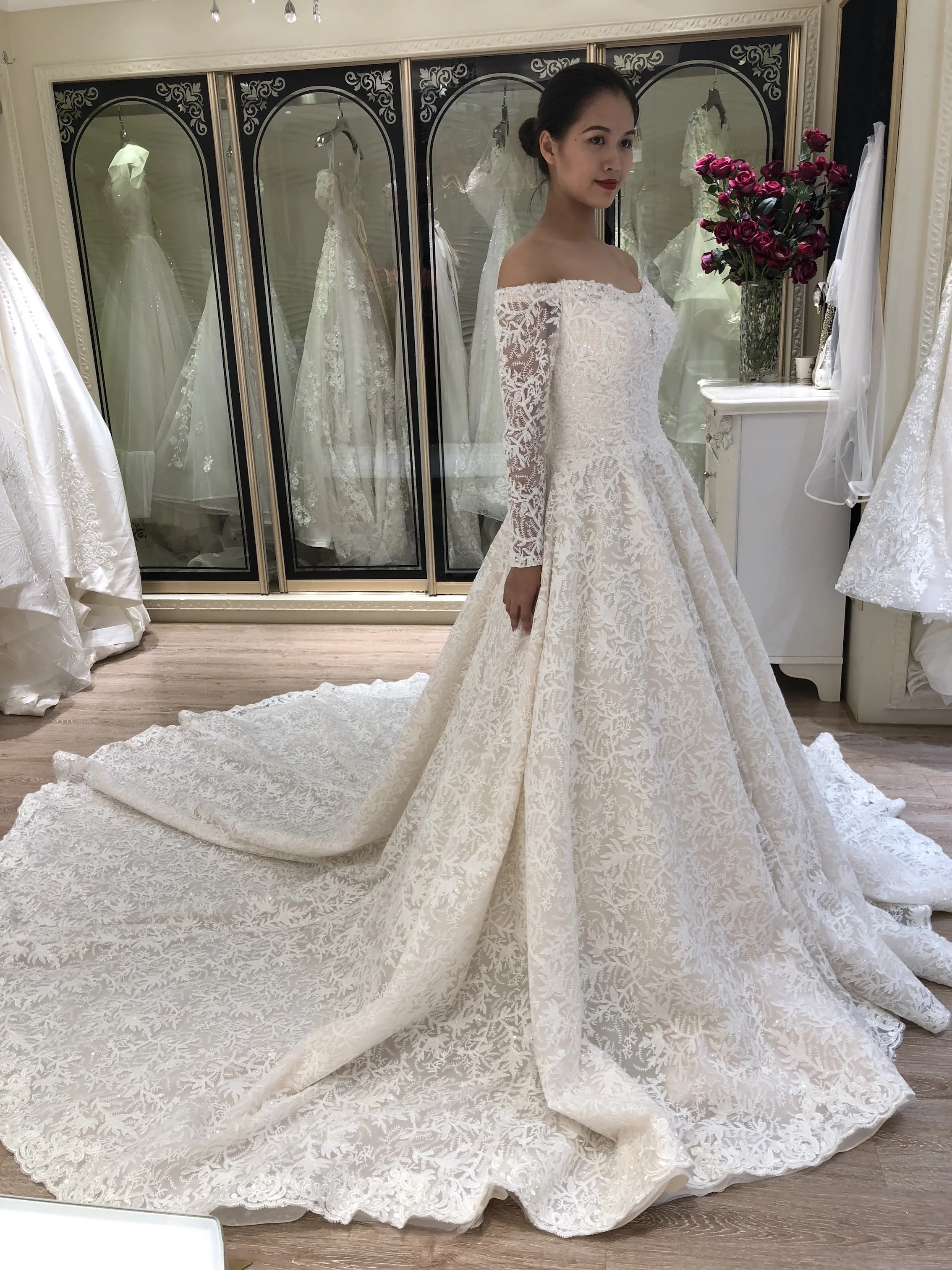 Alibab Lace Wedding Dress Bridal Gown 2021 Long Sleeve Off Shoulder 1 Piece Ball Gown 100% Polyester Strapless Modern Ivory