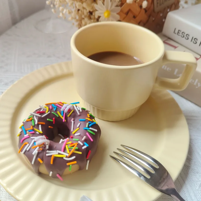 Popular Candles Home Fragrance  Donut Shaped Scented Candle 100% Soy Wax Food Dessert Cake Candles In Wholesale