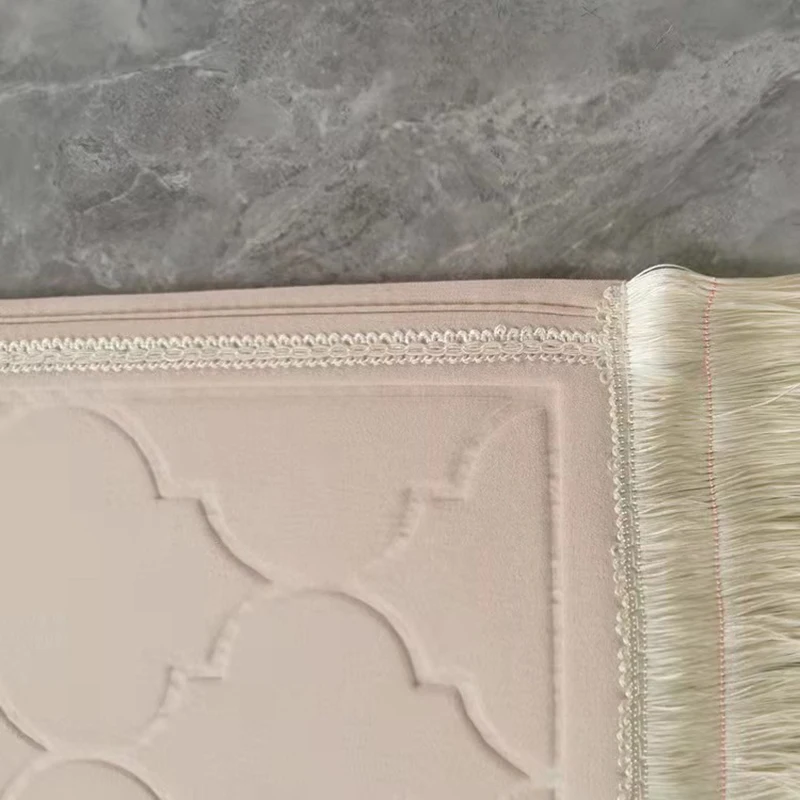 Wholesale luxury thick padded anti slip prayer mat carpet arabic muslim islamic special-shaped prayer rug With tassel