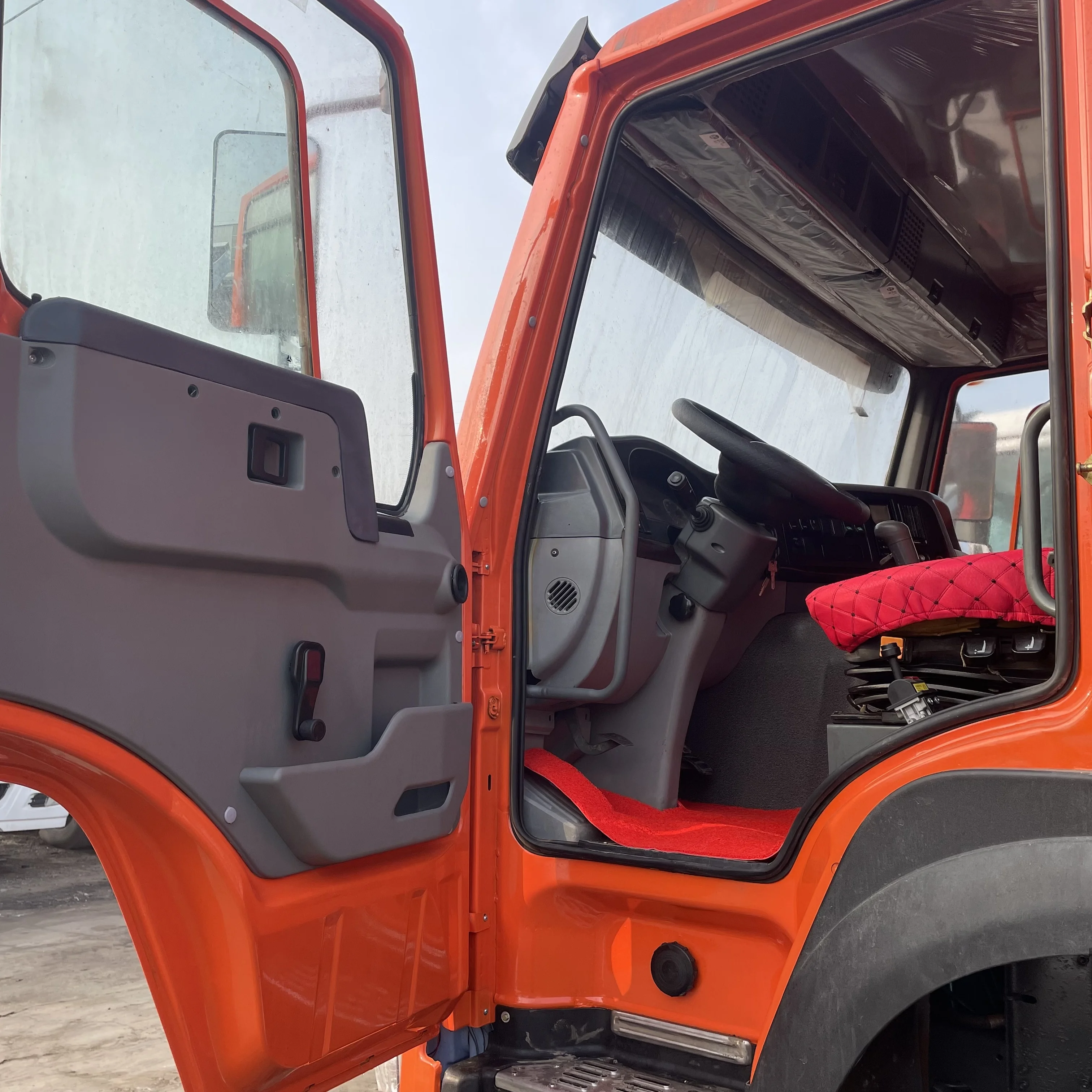 Lowest Price Exporting Used Howo Sinotruck Conplete Truck 6X4 20 Cubic Heavy Duty Transport Mine Dump dfm Truck for Senegal