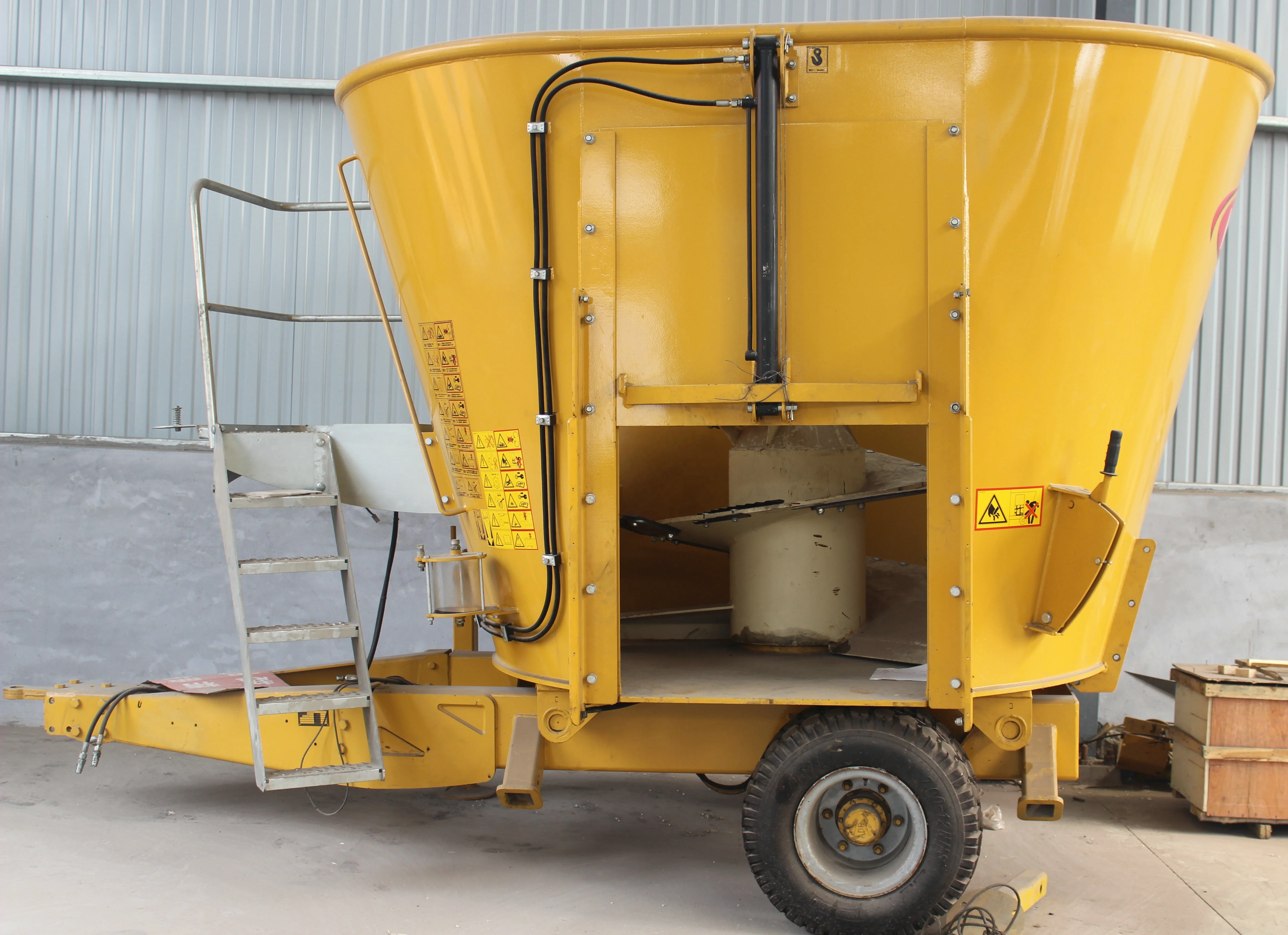 TMR cattle animal feed mixer  wagon
