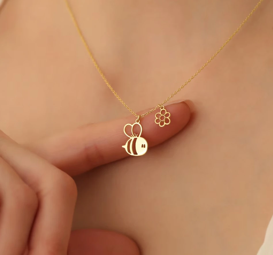 Custom Stainless steel Jewelry Fashion Trends Cute Bee Necklace 18K Gold Flower Necklace Graduation Gifts for teen girls