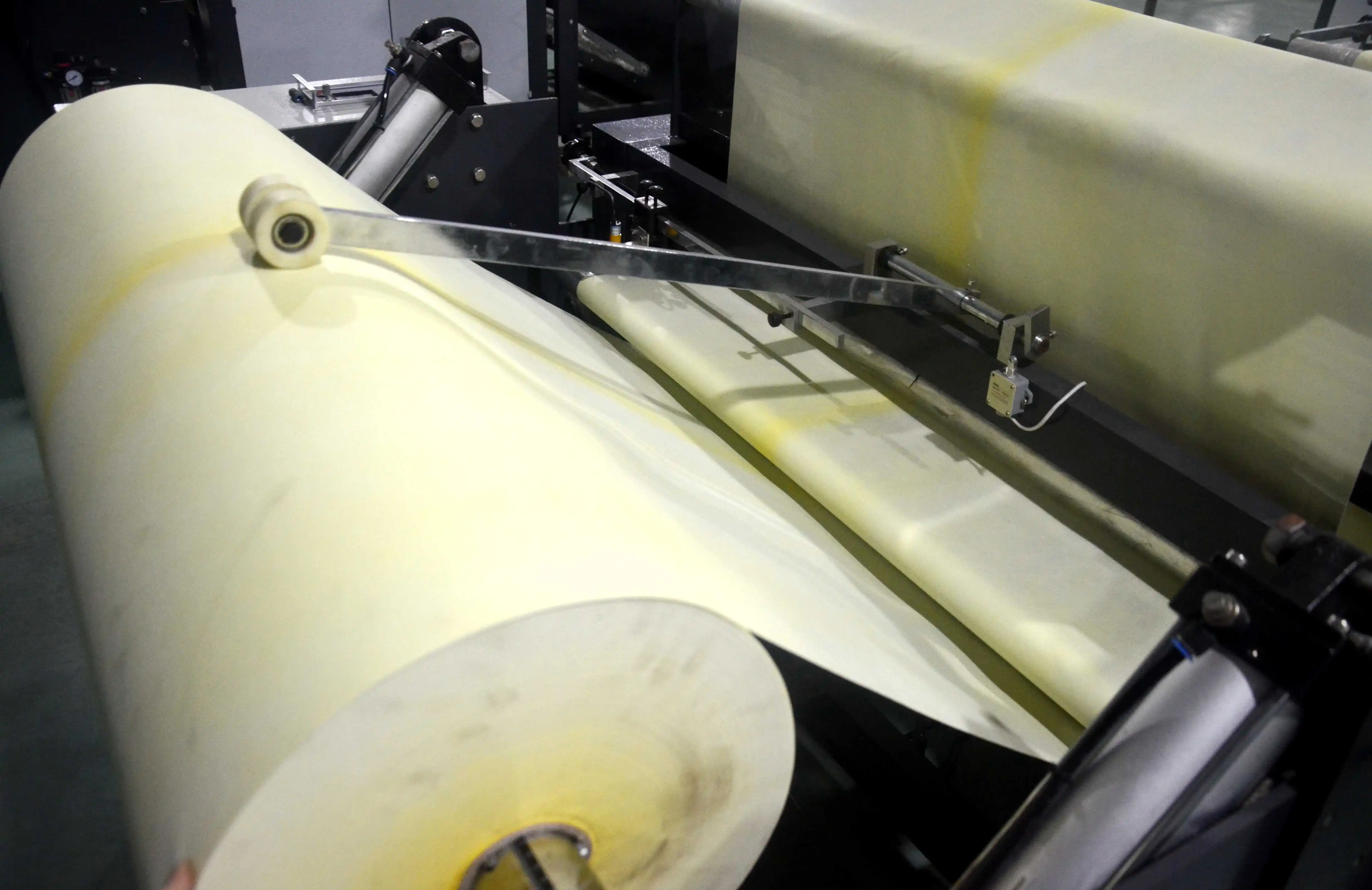 Full Automatic PP Non Woven Ultrasonics Cutting Machine Roll To Sheet Cutter