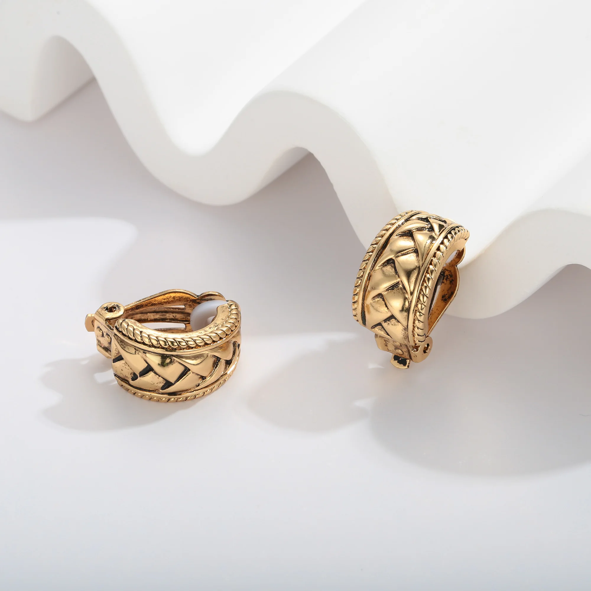 Wholesale price brass antique gold plated no piercing ear clip on c-shape chunky hoop earring woman